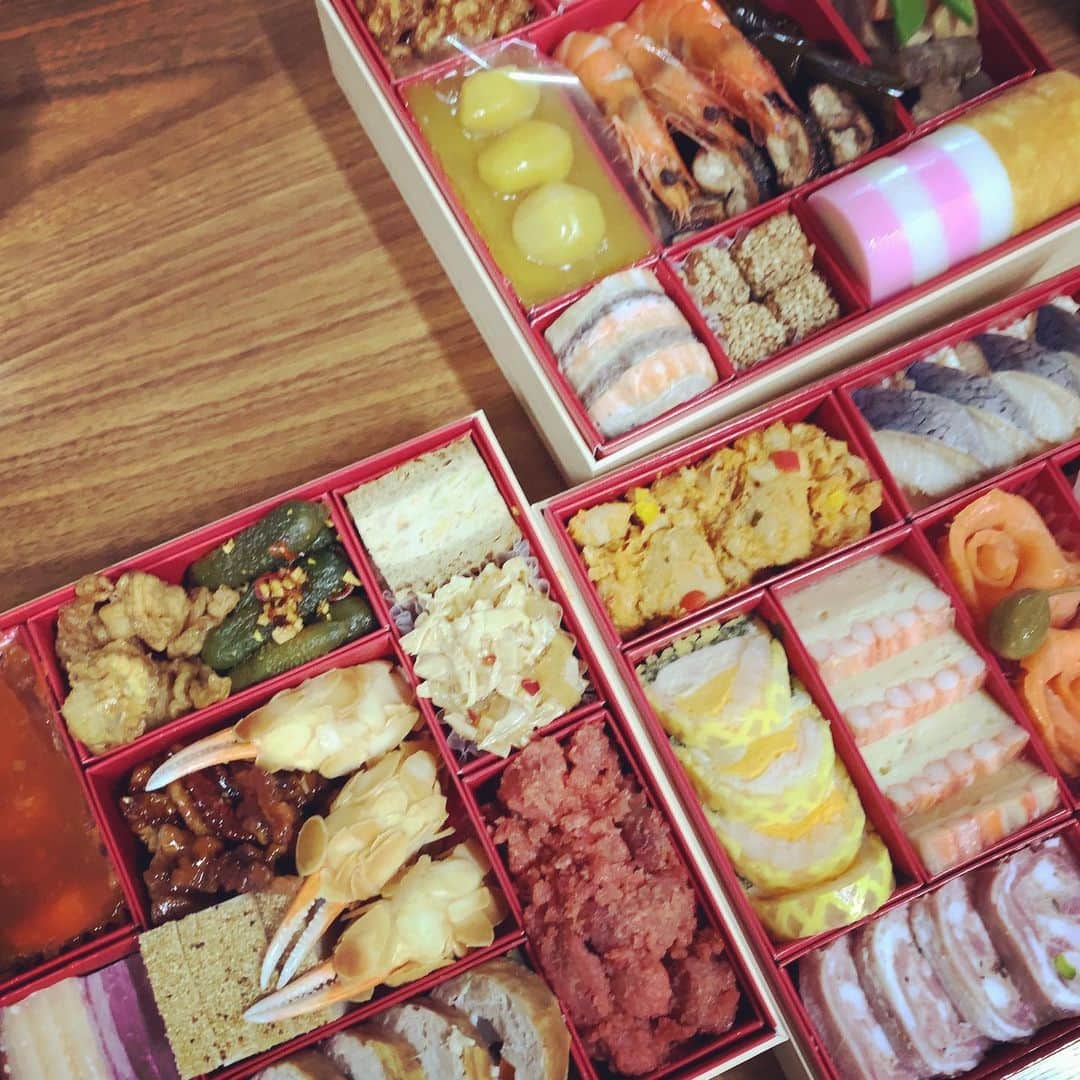 加藤千恵のインスタグラム：「あけましておめでとうございます。2020もどうぞよろしくお願いします。いい作品を書けるように頑張りたいです。既刊も引きつづきよろしくお願いします！  おせちは初めて札幌グランドホテルのを頼んでみた。おいしかったです。ブレてる上におさまりきってないけど。」