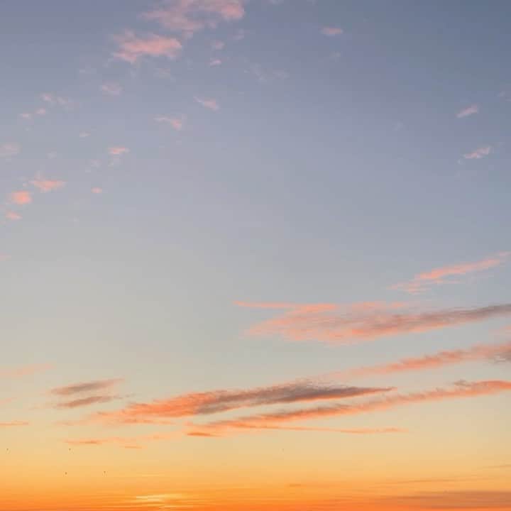 ANDIE ARTHURのインスタグラム：「last sunset of the decade 💛」