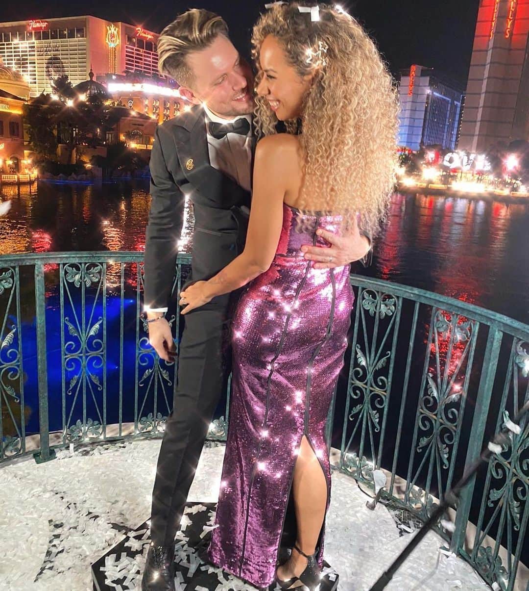 レオナ・ルイスのインスタグラム：「Wishing you all an abundance of love & bliss this New Years 🎉I got to ring it in with my husband by my side at the opening night of his INCREDIBLE new production within the opulent @themayfairlv ✨ all I can say is WOW what a show & what a way to take us into the new roaring 20’s! Everyone must experience this mesmerizing place ❤️ so proud of you @dennisjauch & the entire @noceilingsent team for creating a fantastical experience that whisks us away into another world ✨🦋」