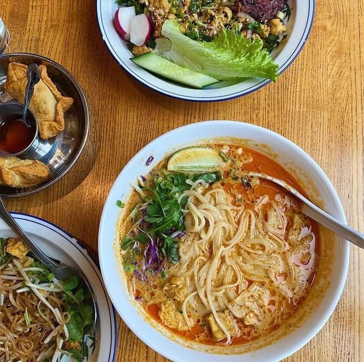 Food & Wineさんのインスタグラム写真 - (Food & WineInstagram)「Years change, but our love of red curry noodles, tofu laab, and potato curry puffs stays the same (💯). 📷: Restaurant Editor @khushandoj」1月2日 9時00分 - foodandwine