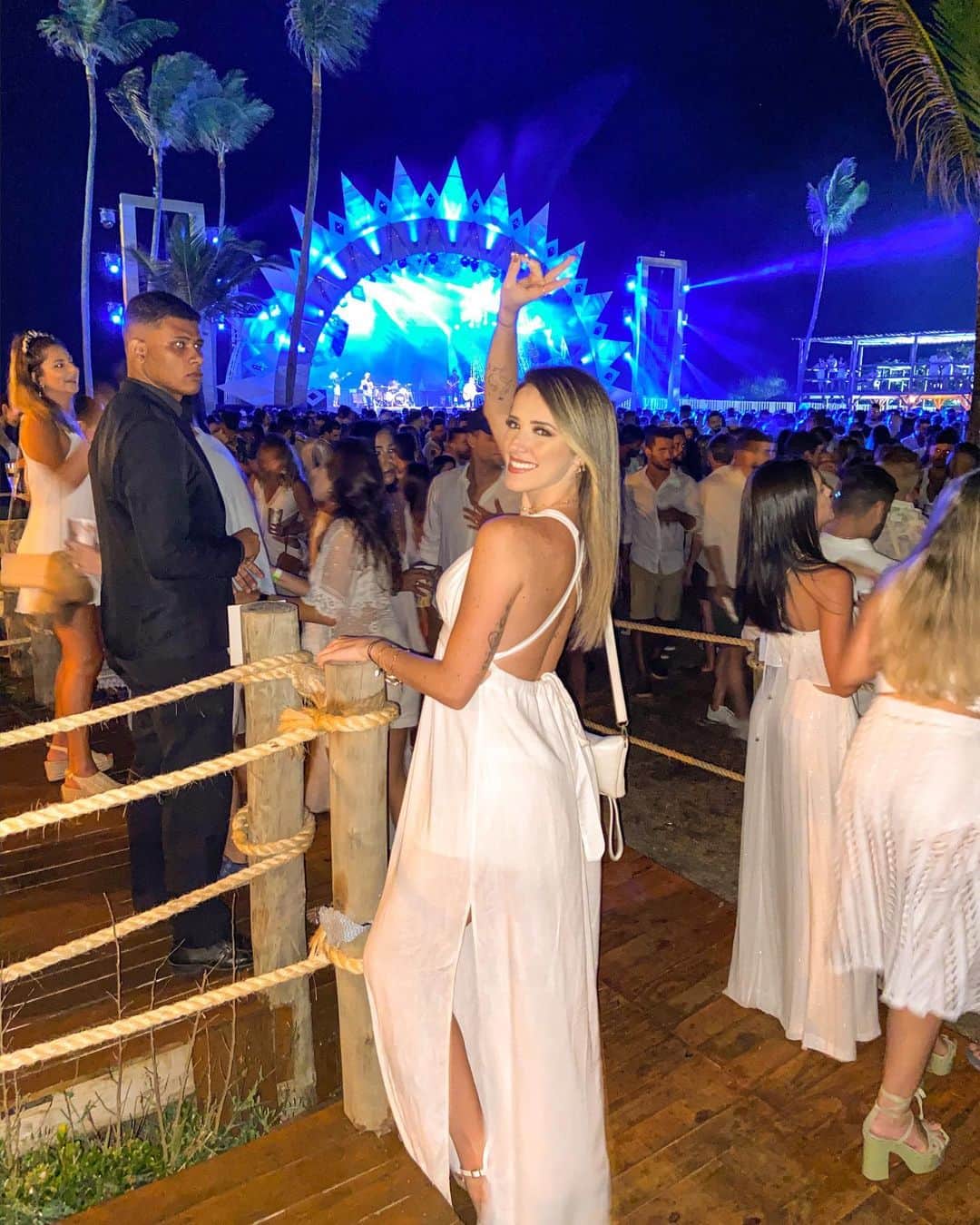 ナターリア・ガウジオのインスタグラム：「Sobre meu réveillon nessa vibe maravilhosa e com pessoas mais que especiais... 2020 já começou incrível!! Muito amor!! 🙏🏻🎇🥰✨🌅🥂❤️ #love #friends #2020 #newyear #newlife #cafedelamusique #party #happiness #gratitude」
