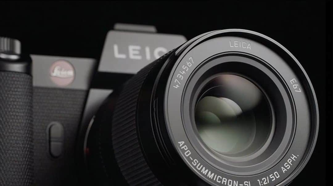 ライカさんのインスタグラム写真 - (ライカInstagram)「As an evolution of the SL, the #LeicaSL2 features a suspended sensor, which adjusts its position in order to quickly and efficiently compensate for camera shake. This in-camera method even makes image stabilization available to lenses that are not equipped with their own. Follow the link in our bio to learn more.  #Leica #LeicaCamera #📷🔴 #itsyourchoice」1月2日 0時00分 - leica_camera