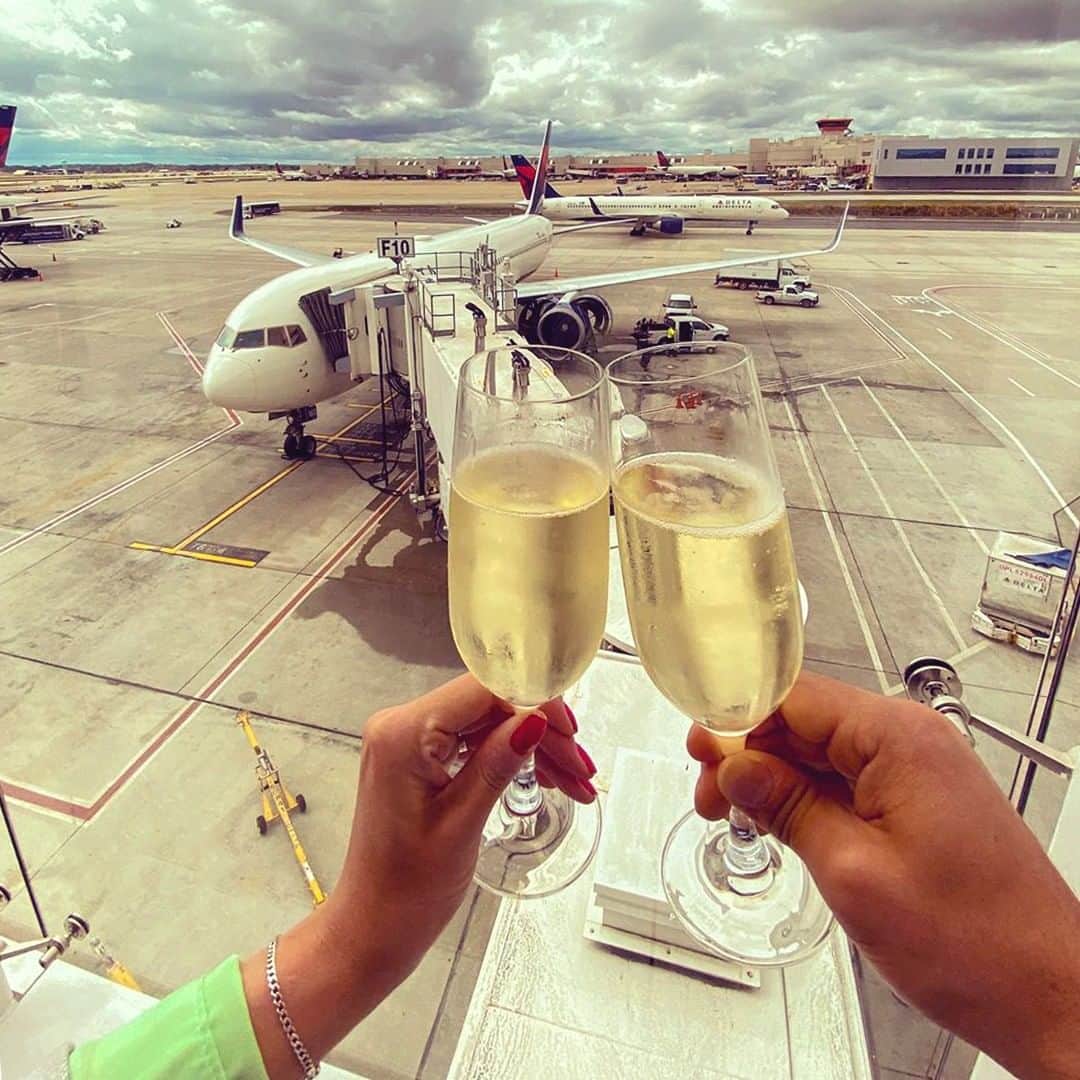 デルタ航空さんのインスタグラム写真 - (デルタ航空Instagram)「Cheers to the new year and the flights to come.  Photo: @alison_dalpai」1月2日 0時00分 - delta