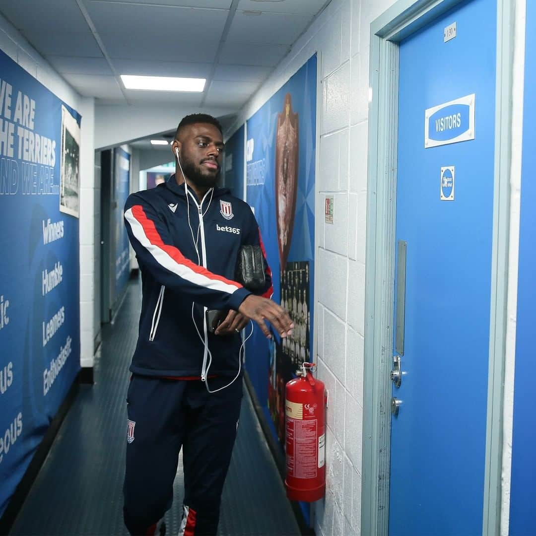 ストーク・シティFCさんのインスタグラム写真 - (ストーク・シティFCInstagram)「Michael O'Neill has made five changes to his City line-up with Martins Indi, Lindsay, Powell, Vokes & Campbell all starting. We're underway in West Yorkshire, Go'Arn Stoke! #SCFC 🔴⚪️」1月2日 0時00分 - stokecity