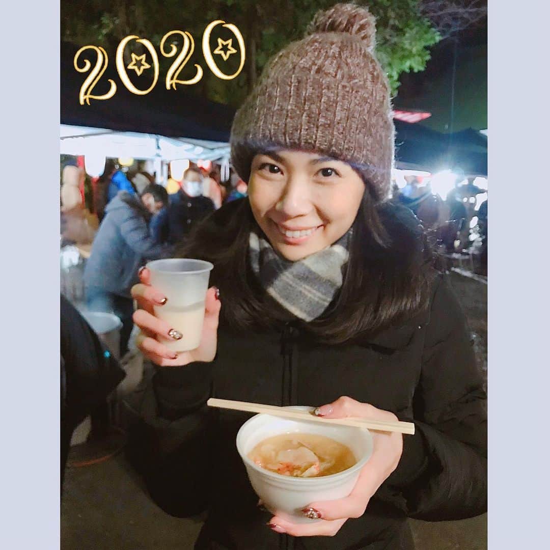 加藤侑紀のインスタグラム：「★☆Happy NewYear☆★ 今年は日付が変わってから、子供の時よく行っていた神社に行ったよ！ すっごく寒かったけどお屠蘇と甘酒と豚汁まで頂いてとても有難かった🥺💗 ・ 今年跨年去拜小時候常去的神廟，排隊好冷但拜完有招待的清酒和甘酒(熱熱甜甜的)，還有味增豬肉湯！心變得好暖啊🥺✨ ・ ・ #2020明けましておめでとう #hny2020🎉 #新年快樂 #日本過年 #あったまるー #暖暖der #台湾 #台灣 #formosa #日本 #ハーフ #混血兒 #女優 #演員 #actress #日本語 #日文 #中国語 #中文」