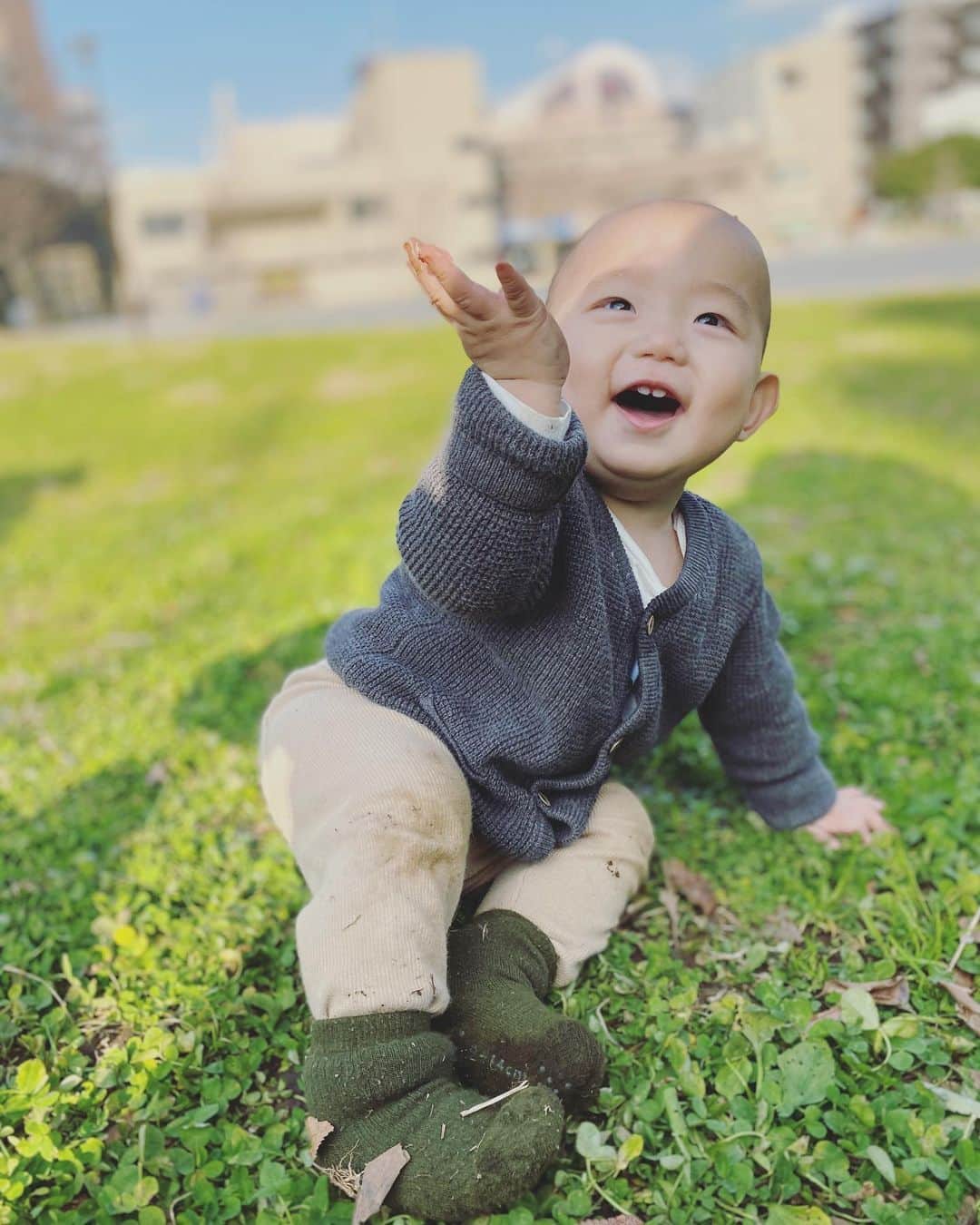 平山奈美のインスタグラム：「🎍 H A P P Y  N E W  Y E A R 🎍 . 一言じゃ言い表せないこの人との出会いからもうすぐ1年、、 この愛する家族と共に2020年さらにHAPPYにする✌︎ .  #新年 #明けましておめでとうございます  #2020年 #息子 #公園 #笑顔 #男の子 #男の子ママ #男の子ベビー #男の子コーデ #おハゲちゃん #晴天 #にこにこ #10ヶ月 #お散歩 #どろんこ #happy」