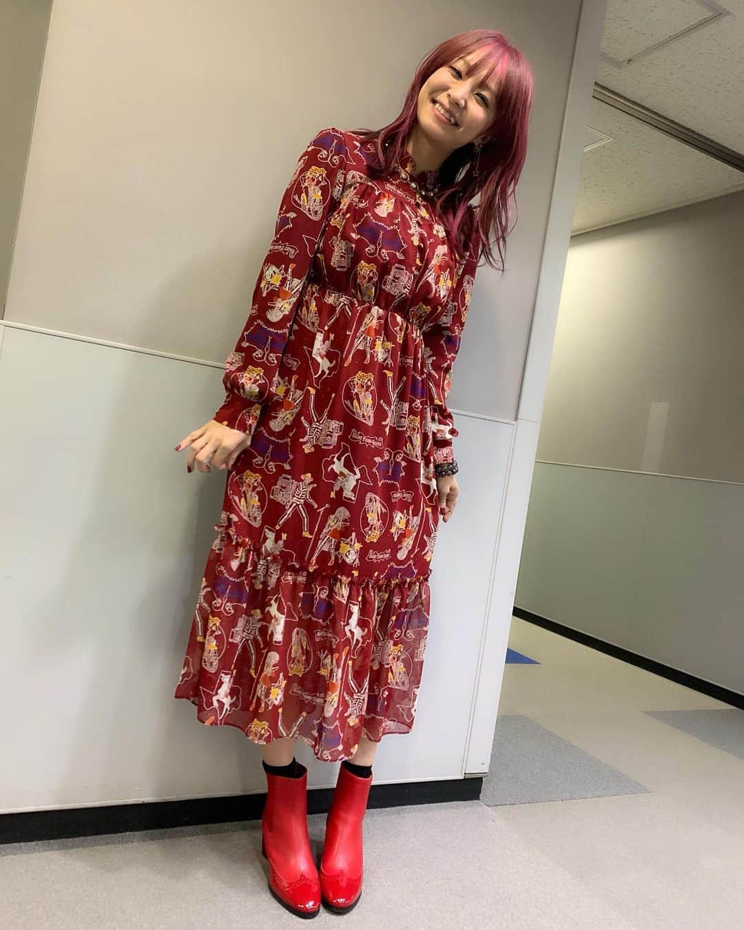 LiSAさんのインスタグラム写真 - (LiSAInstagram)「#NHK紅白歌合戦  ラストスパートで応援させていただきましたっ☻♡真横から間近で楽しませていただく歌とパフォーマンス。興奮しっぱなしで身体が自然にずーっと動いていました。ほんと楽しかった。 #よっしーコーデ」1月2日 0時03分 - xlisa_olivex