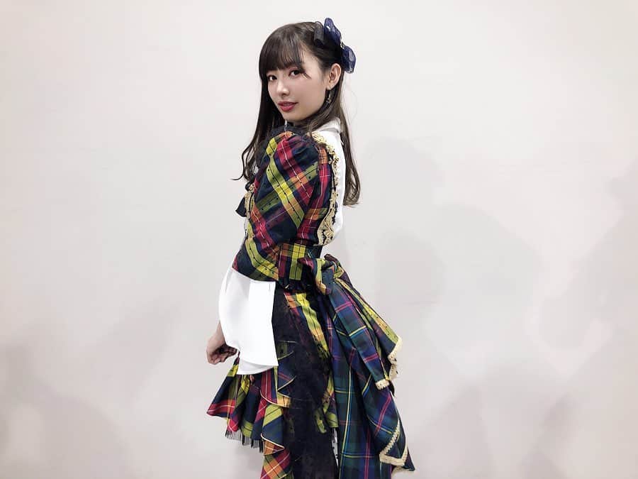 武藤十夢さんのインスタグラム写真 - (武藤十夢Instagram)「新年あけましておめでとうございます🎍☀️ 年末は沢山歌番組に出演させて頂けて、忙しい時間がとーっても幸せでした♡*゜ 写真は紅白の新衣装！！ 可愛すぎる大好き😍 . 2019年は個人的には足掛け5年勉強を続けてきた気象予報士の資格がやっと取れたり、舞台や映画出演、AKB48の選抜復帰など今まで頑張ってきたことが形になったような、充実した1年でした☺️ 2020年はもっと活動の幅を広げてお仕事が沢山できるようになりたいな✨ 2020年も頑張るぞー🔥 でも何よりも楽しむことを忘れずに🥰 今年も何卒よろしくお願いします！ . . #akb48 #衣装 #紅白歌合戦 #2020 #明けましておめでとうございます #新年 #happynewyear」1月2日 0時15分 - tommuto_official