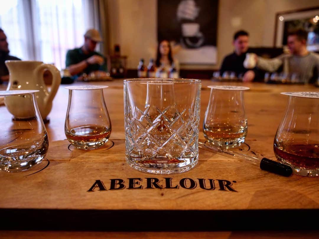 真壁伸弥さんのインスタグラム写真 - (真壁伸弥Instagram)「アベラワーの名にもなったLour川が真っ黒だったり、濾過の設備が斬新だったり。 テイスティングが面白かったり。  #aberlour #whisky #distillery #Makaway」1月2日 0時12分 - makaberian5