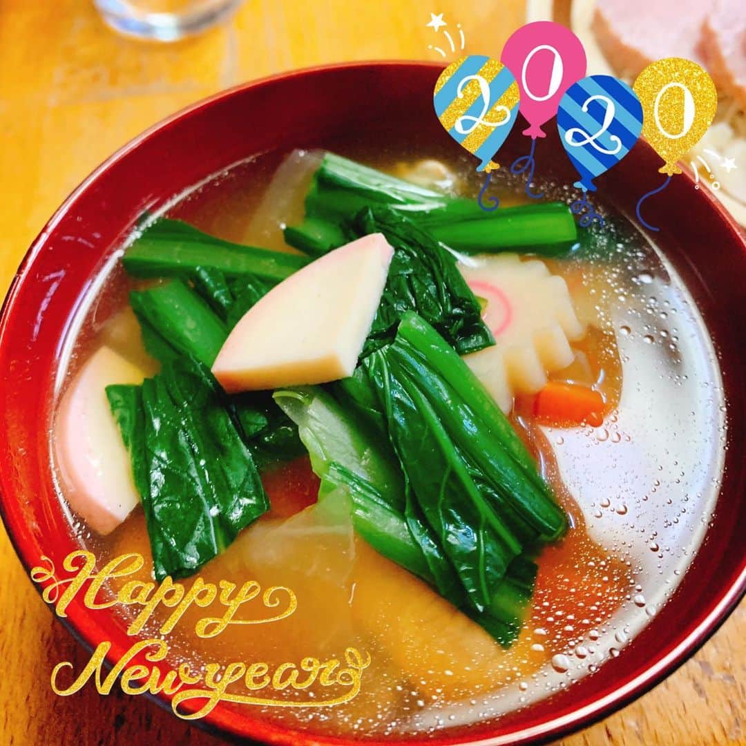 佐藤智美のインスタグラム：「元日は毎年恒例の我が家へ… 嵐の前の静けさな新年🎍✨ (※イイ意味でですが…w)  家族みんな健康に過ごせますように… と初詣で祈願してきました🙏」