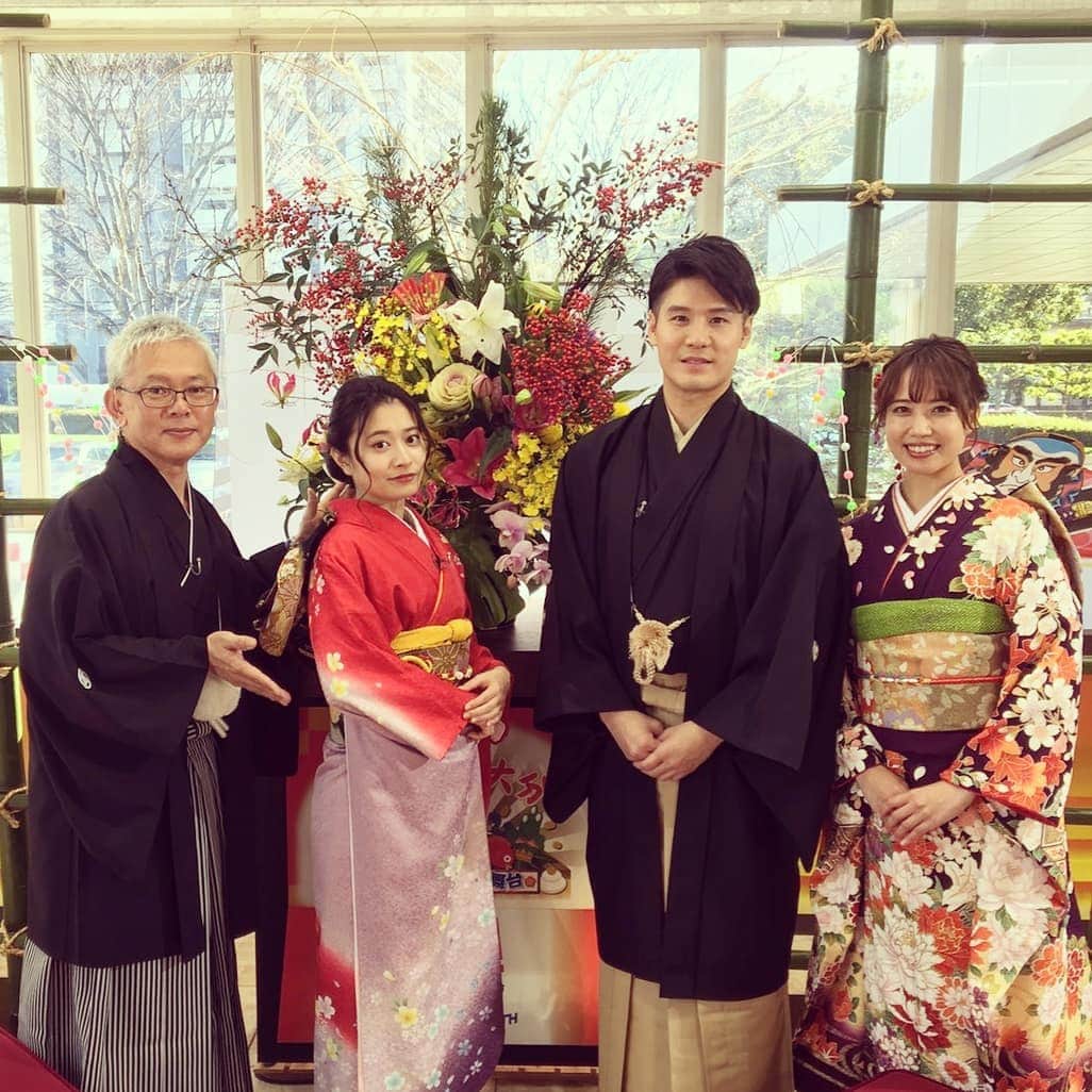 梅川壱ノ介（舞踊家）のインスタグラム：「2020/1/1　生放送出演 ￣￣￣￣￣￣￣￣￣￣￣￣￣￣￣￣￣￣￣￣￣￣￣ 明けましておめでとうございます。  今年の初仕事はTOSテレビ大分のお正月番組《アタック大分2020》に出演させて頂きました。  笑いあり、涙あり、プレゼントありと楽しい時間でございました。今年も精進して参ります。  皆さま、どうぞ宜しくお願い申し上げます。  #後藤郁  #梅川壱ノ介 #tos #テレビ大分 #新春番組 #アタック大分」