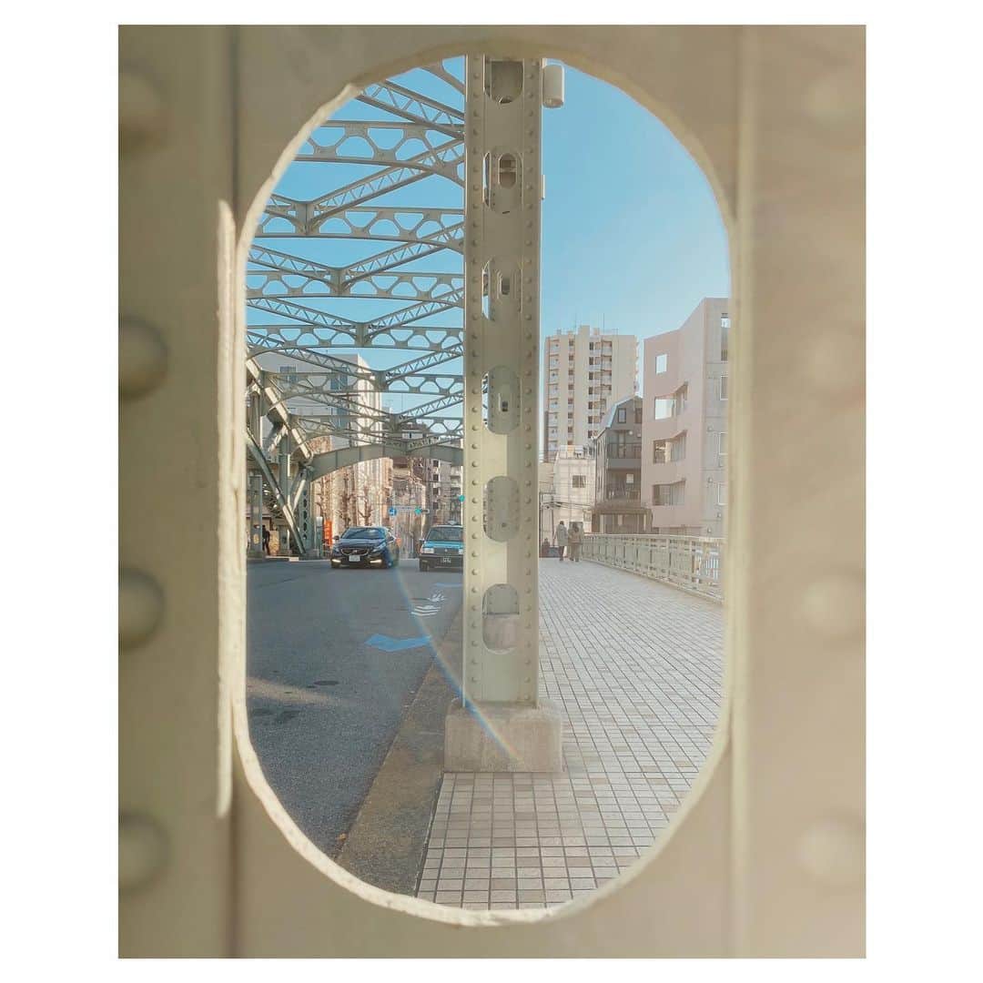 ima_ju / Jun Iのインスタグラム：「. . Clean Air （HNY2020） . . 澄んだ空気。年初めは初詣と見せかけて大手神社に長散歩(👈早々に参拝の長蛇の列に加わる気なしw)。元旦って必ず晴れますよね..そして激混み分かっててなんで参拝待ちするんだろう。元旦参拝=御利益確保..がセオリーなのかなやっぱり。まぁいつも思う正月の2大不思議です。ということで2020を無事に迎えまして、改めてあけましておめでとうございます。本年もよろしくお願いします。 . . wiz @tokyo_grapher #ShotOn_TG  #ShotoniPhone . Telephoto LENS 50mm #TG_TELE . . ::」