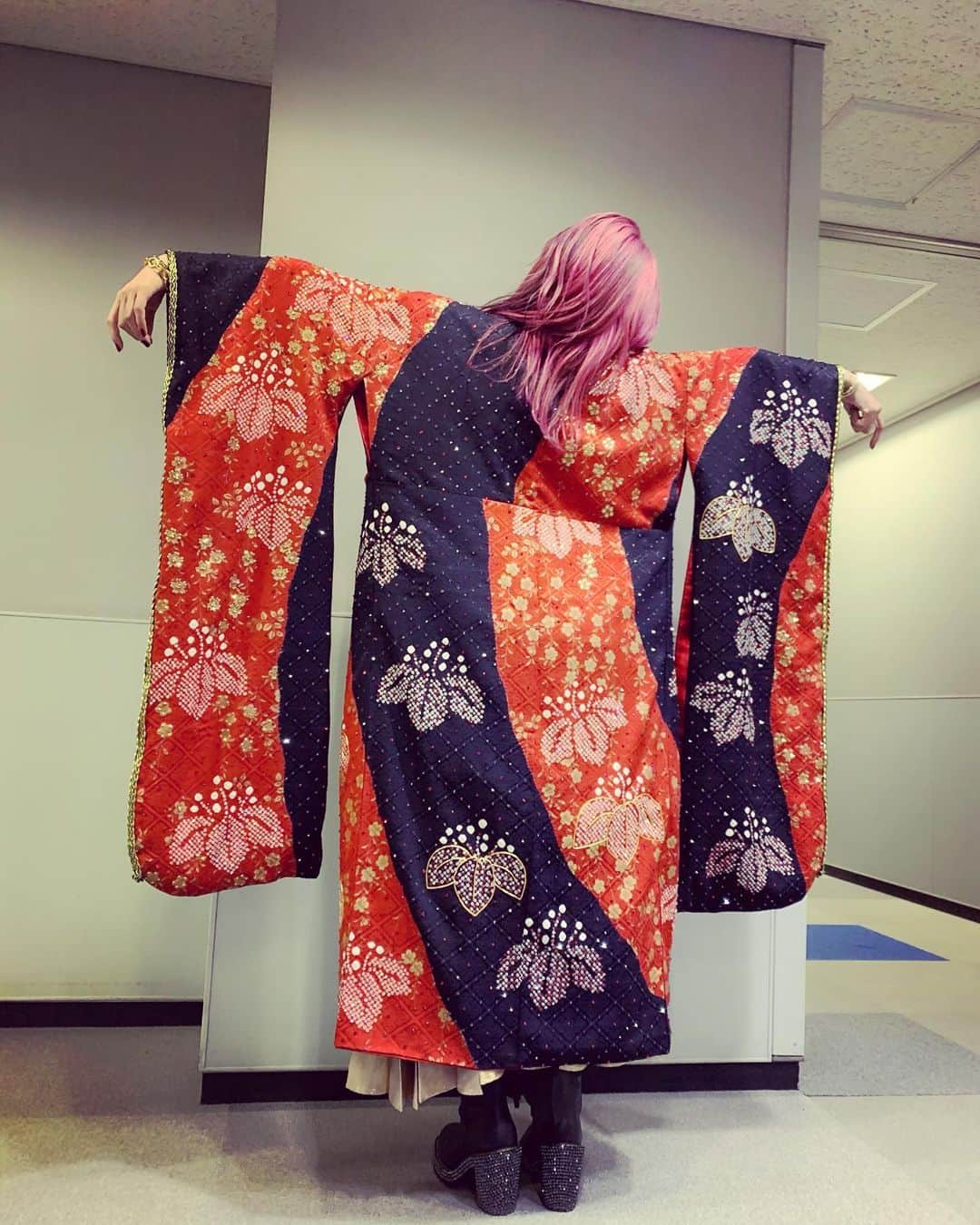 LiSAさんのインスタグラム写真 - (LiSAInstagram)「#NHK紅白歌合戦　#紅蓮華　の衣装は、#鬼滅の刃　の作品と曲のイメージを引き継いで和を意識して、ビンテージ着物を羽織にリメイクしていただいて柄に細かく細かくスワロフスキーとスタッズを一つ一つ愛情を込めて付けていただきました。動きと一緒に大きく魅せてくれる心強い衣装で初紅白でした。　ブーツにもキラキラつけてもらいました。チーム皆の想いも連れて立たせて歌わせていただいたステージでした。 #よっしーコーデ　#リメイク浅田萌」1月2日 0時22分 - xlisa_olivex