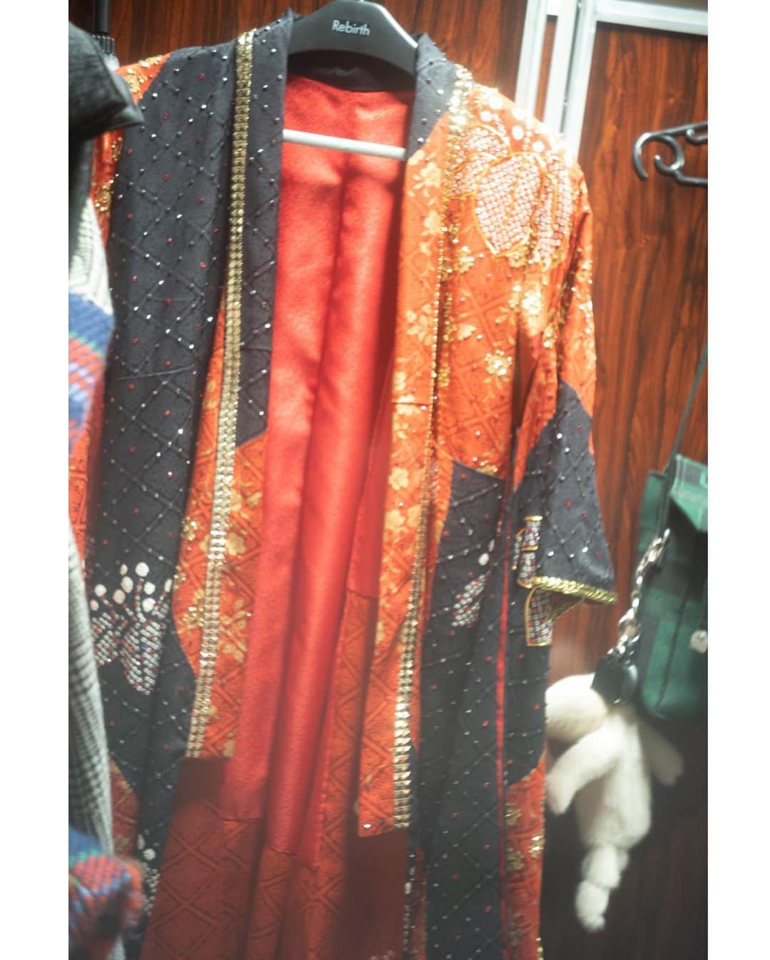 LiSAさんのインスタグラム写真 - (LiSAInstagram)「#NHK紅白歌合戦　#紅蓮華　の衣装は、#鬼滅の刃　の作品と曲のイメージを引き継いで和を意識して、ビンテージ着物を羽織にリメイクしていただいて柄に細かく細かくスワロフスキーとスタッズを一つ一つ愛情を込めて付けていただきました。動きと一緒に大きく魅せてくれる心強い衣装で初紅白でした。　ブーツにもキラキラつけてもらいました。チーム皆の想いも連れて立たせて歌わせていただいたステージでした。 #よっしーコーデ　#リメイク浅田萌」1月2日 0時22分 - xlisa_olivex