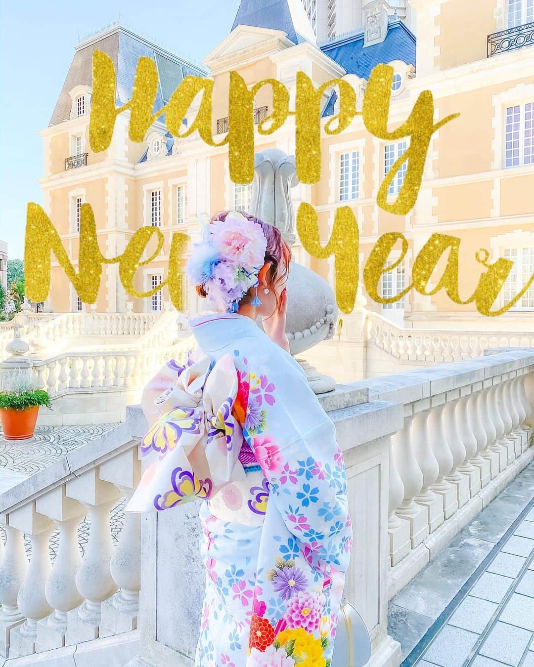 tomomi ❤︎ よしはしともみ ❤︎さんのインスタグラム写真 - (tomomi ❤︎ よしはしともみ ❤︎Instagram)「. . 💫🎍HAPPY NEW YEAR🎍💫 . 毎年恒例の着物👘で新年の挨拶💞 皆さま2020年もよろしくお願いします💎 . 今年は年賀状風加工にしてみたのっ📝♡ どうかなどうかな〜？ 振袖は今年は鮮やかなブルーに💠 着物着ると身が引き締まるね👱🏻‍♀️💕 . #happynewyear #happynewyear2020 #kimono #furisode #ebisu #振袖 #ハッピーニューイヤー2020 #着物 #着物コーディネート #新年会コーデ #年賀状デザイン #年賀状 #子年 #ヘアアレンジ #着物ヘアアレンジ #2020年 #明けましておめでとうございます #謹賀新年 #恵比寿ガーデンプレイス #着物レンタル #着物女子」1月2日 0時33分 - tomomi_yoshihashi