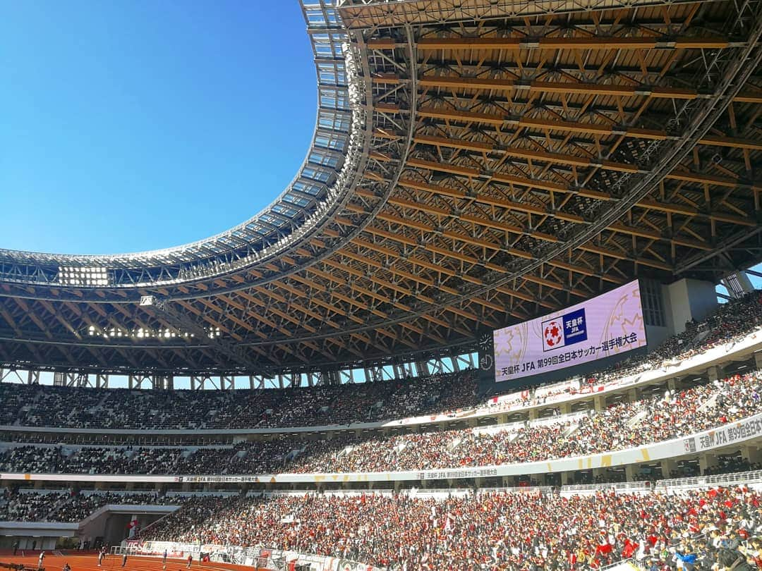 林智美 さんのインスタグラム写真 - (林智美 Instagram)「天皇杯決勝‼️ 元日の"新"国立競技場‼️ * ヴィッセルの初優勝、 初タイトルを目の当たりにし、 やっぱり泣いてしまいました。。。 * すごいな。 ここまでの長かった道のりを思い返すと、 もう何書いていいかわかんないや。笑  とにかく今は感激と嬉しさで胸がいっぱいです。 2020年最高のスタートになりました😆  #天皇杯 #天皇杯決勝 #元日決勝 #神戸vs鹿島 #ヴィッセル神戸 #VISSELKOBE #ヴィッセル #vissel #神戸 #鹿島アントラーズ #鹿島 #新国立競技場 #こけら落とし #初優勝 #初タイトル #行くぞACL #本当に本当におめでとう #2020 #happynewyear」1月2日 0時31分 - h_tomomi_i