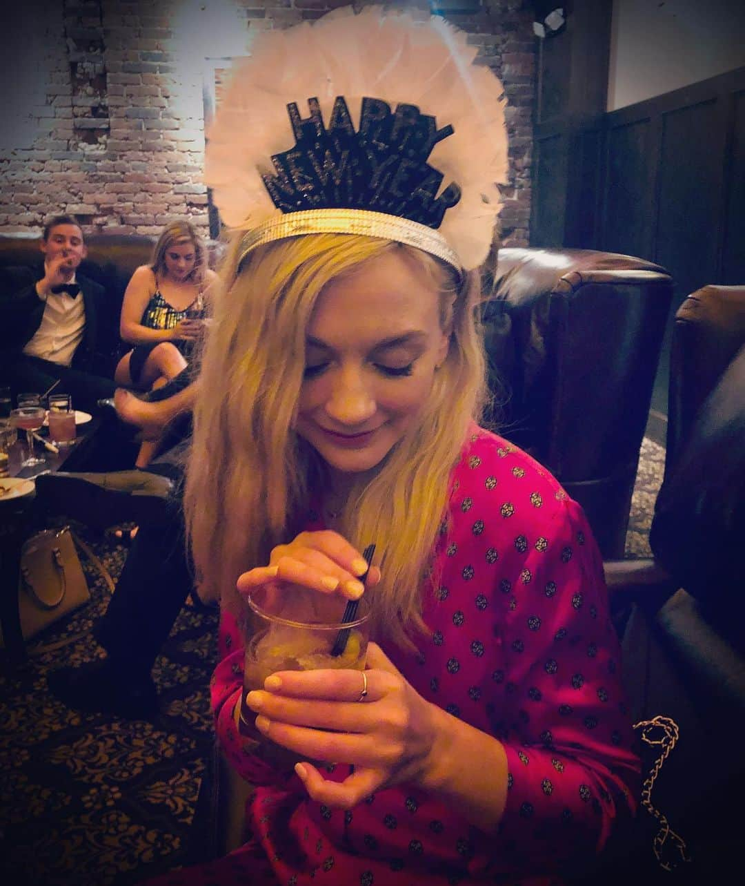 エミリー・キニーさんのインスタグラム写真 - (エミリー・キニーInstagram)「Last night I wore very fancy pajamas to a Roaring 20’s party and drank lots of delicious slushy rum drinks. Amazingly, woke up feeling well rested and grateful and optimistic. Hoping 2020 is full of more acting, more music-making, and more hugging my friends and fam and fans. ❤️🥂 Happy New Year.」1月2日 0時35分 - emmykinney