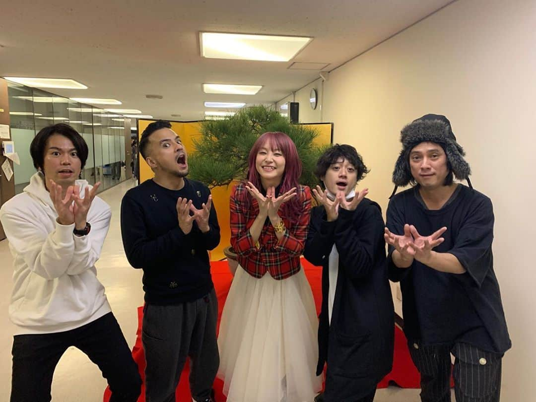 LiSAさんのインスタグラム写真 - (LiSAInstagram)「#NHK紅白歌合戦　 2019年ラスト晴れ舞台で皆と咲き誇れて幸せでした。 Twitter世界トレンド２位ってすごすぎ。2019年最後の最後にまた皆とすごい歴史を刻んでしまったねっ。世界中で皆が応援してくれていたんだなぁ。と感じています。 出演者の皆様も、会場の空気も、とてもとても温かくて、仲間と一緒に本当にライブのような気持ちで瞬間を味わいながら歌わせていただきました。 応援隊で見守ってくださった　#Perfume の皆様。 #Kis-My-Ft2 宮田さん。#Hey!Say!JUMP 薮さん。ありがとうございました。  最高な2019年をありがとうございましたっ☻♡ 今年も遊びつくそうねっ☻  NHKオンデマンド　様で見逃し放送あるんですってーーー！今度はテレビ越しにみなきゃ！ 🔻見逃し配信 🎤前半　1/15(水) 23:59 🎤後半　1/15(水) 23:59」1月2日 0時41分 - xlisa_olivex