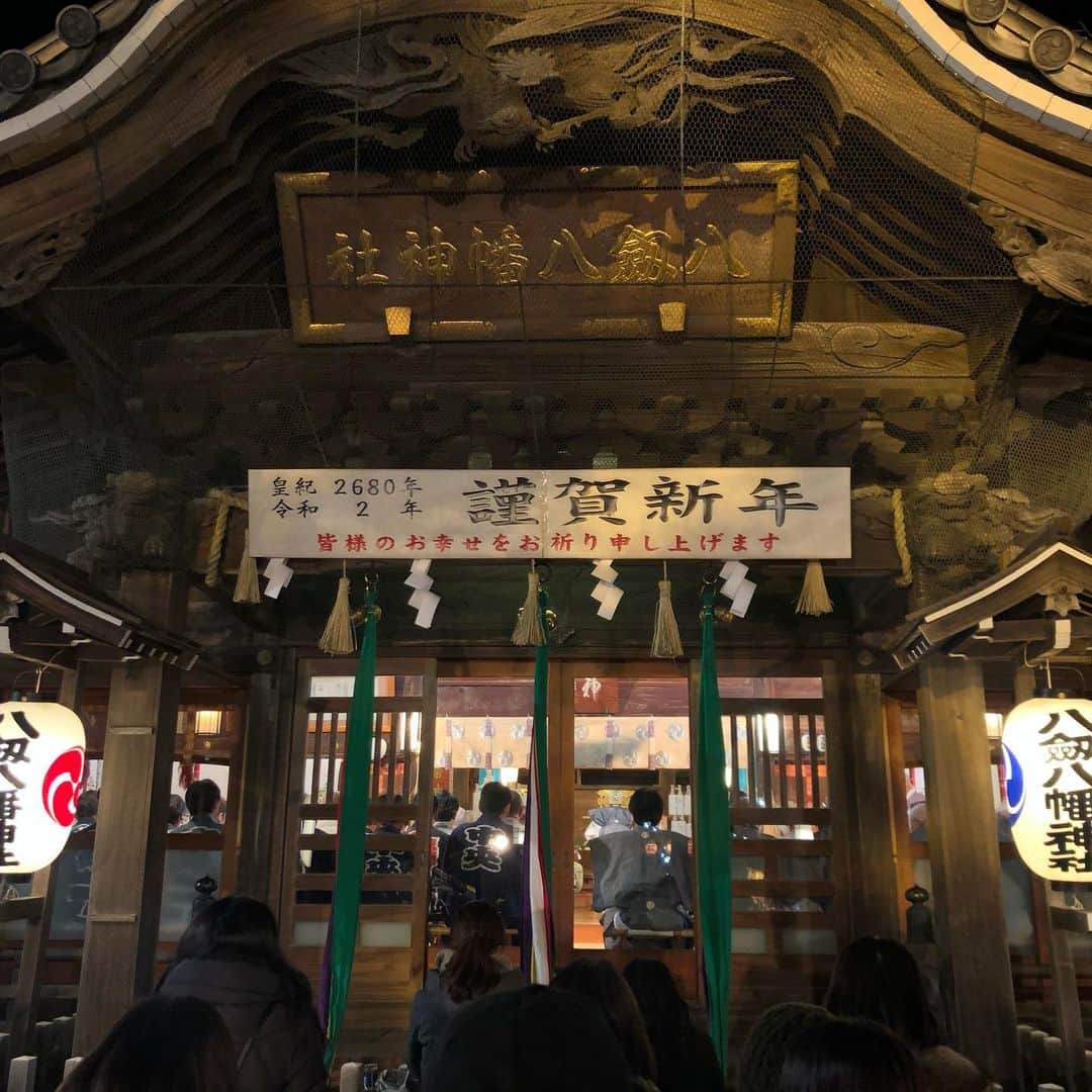 吉田眞紀人のインスタグラム：「... 明けましておめでとうございます！ 今年もどうぞ宜しくお願いします🙏  今年の年越しも例年通り八剱八幡神社で過ごさせて頂きました！  ここに来るといつもまた頑張ろうって思わせてくれる僕のパワースポットです！  また愛媛で頑張ります👍  #八剱八幡神社 #木更津 #年越し #2020 #木更津ふるさと応援団」