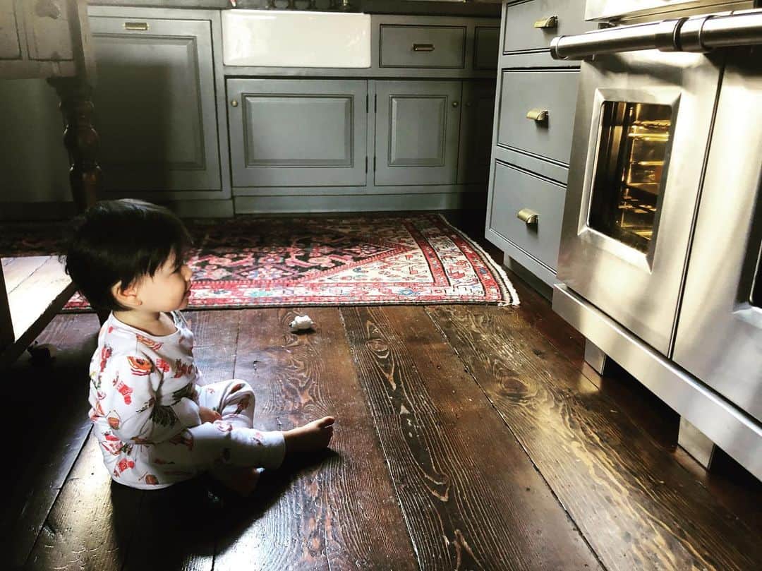 ミシェル・ブランチのインスタグラム：「I was asleep by 10PM. What did I miss?? Waiting for morning buns (thanks to Auntie @tiniestteardrops and Uncle @carneymichael) to come out of the oven so I have something to eat for breakfast with my champagne 🍾❤️ Happy New Year ✨」