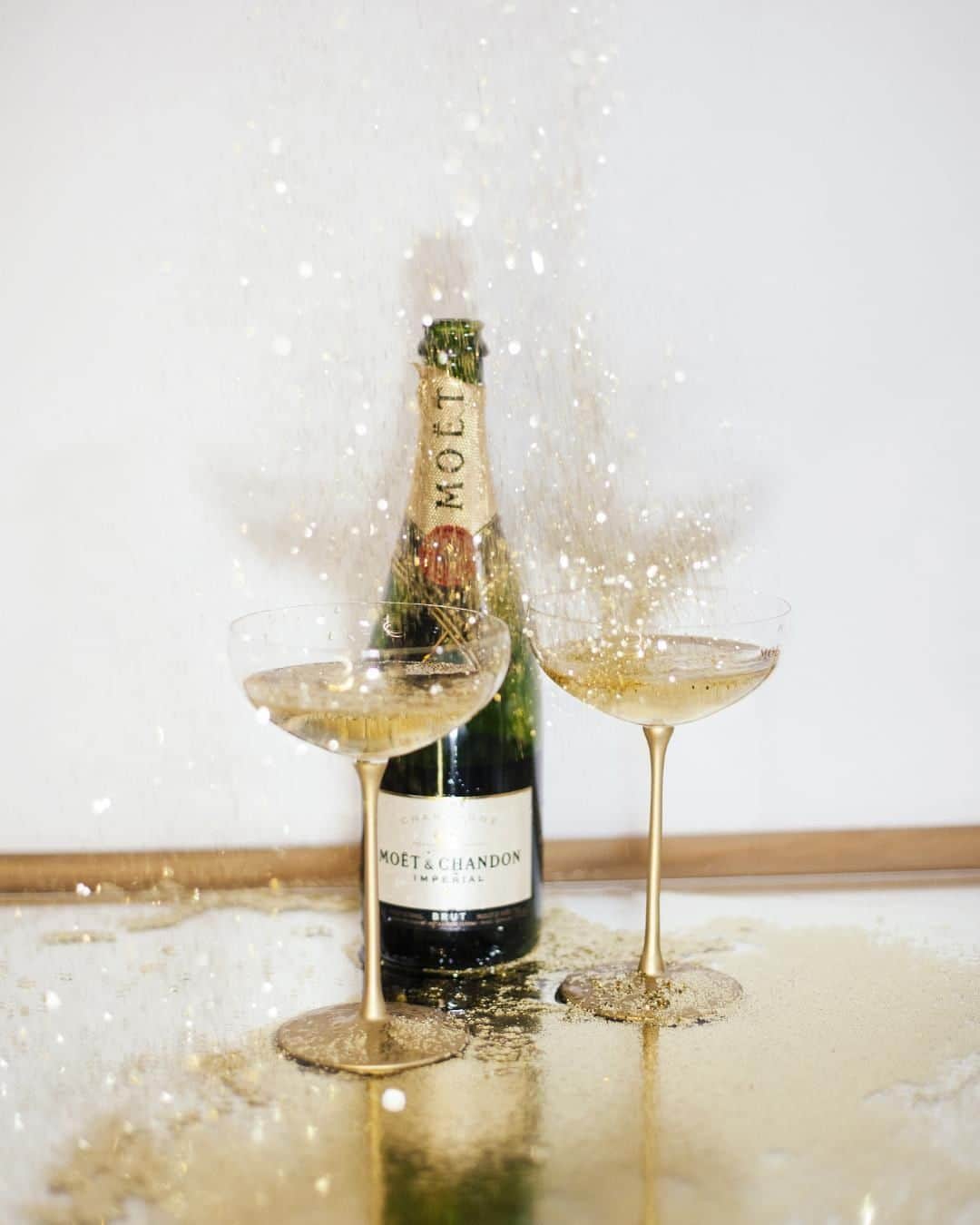 Moët & Chandon Officialさんのインスタグラム写真 - (Moët & Chandon OfficialInstagram)「To all the moments that are now memories, let’s build some new for 2020!  #MoetMoment #MoetImperial #NewYearsEve . This material is not intended to be viewed by persons under the legal alcohol drinking age or in countries with restrictions on advertising on alcoholic beverages. ENJOY MOET RESPONSIBLY」1月2日 1時00分 - moetchandon