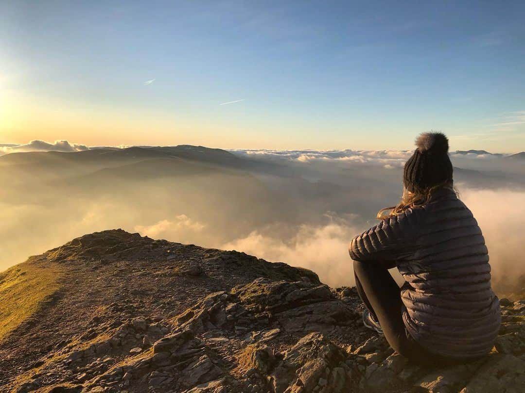 ヘレン・スケルトンさんのインスタグラム写真 - (ヘレン・スケルトンInstagram)「Didn’t quite make it to the top for the first sunrise of 2020, still worth the climb. (Too tired for a metaphor). Been scrambling up here for decades, the views still take my breath away. Xx #newyear #2020 #lakedistrict #home #exploremore #freshair #ifihadapennyforeverytime #blencathra #walks #themightynorth #hike #grateful #noplacelikehome」1月2日 1時05分 - helenskelton