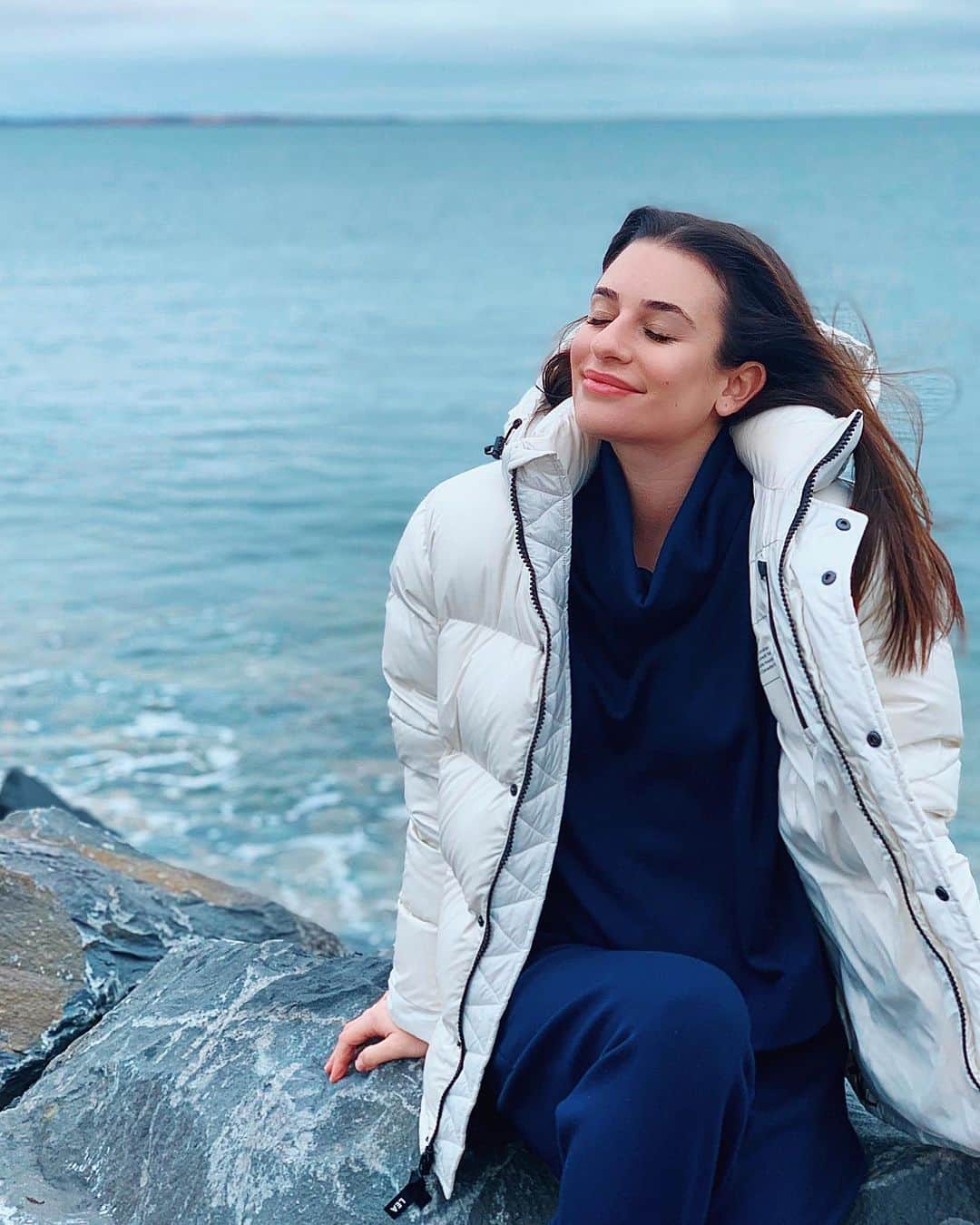 リア・ミシェルのインスタグラム：「Hello 2020, I’m ready for all you have in store ✨💙 #HappyNewYear」