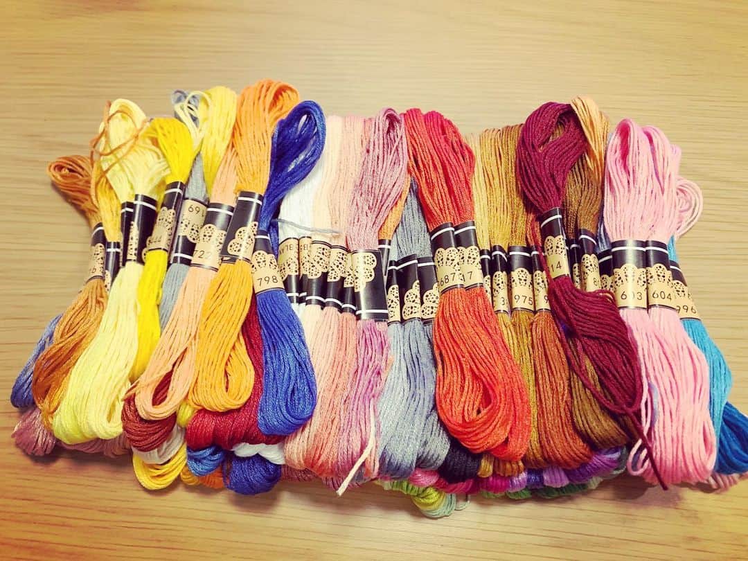逢田梨香子さんのインスタグラム写真 - (逢田梨香子Instagram)「綺麗な糸、、、🧶 何縫おうかな(’-’*) . . . コメントに多数ありましたがこれは毛糸ではなく刺繍用の糸です！なのでマフラーは編めないのです🧣」1月2日 1時38分 - aida_rikako_