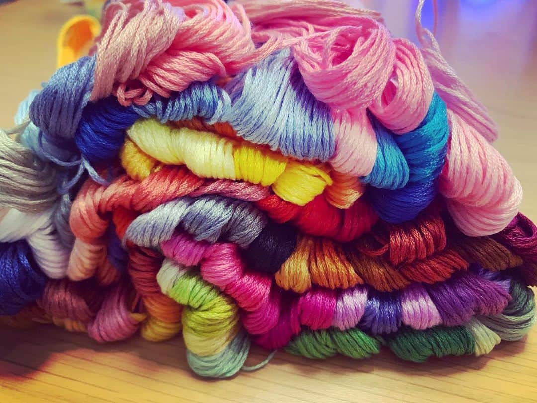 逢田梨香子さんのインスタグラム写真 - (逢田梨香子Instagram)「綺麗な糸、、、🧶 何縫おうかな(’-’*) . . . コメントに多数ありましたがこれは毛糸ではなく刺繍用の糸です！なのでマフラーは編めないのです🧣」1月2日 1時38分 - aida_rikako_