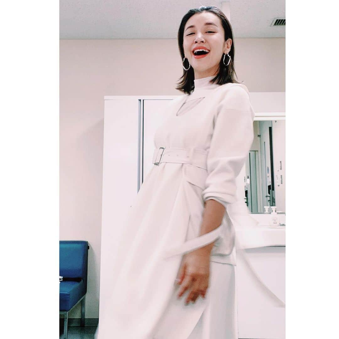 鈴木紗理奈さんのインスタグラム写真 - (鈴木紗理奈Instagram)「2020年仕事初めは フジテレビさんの　#爆笑ヒットパレード でした。 新年早々ガシガシバラエティーに心躍りました。 笑いってやっぱり素敵ですね。愛ですね。  そんでファーストサマーウイカ結婚してたんかい。生放送で言わんかい‼︎笑  #紗理奈流styling」1月2日 1時42分 - munehirovoice