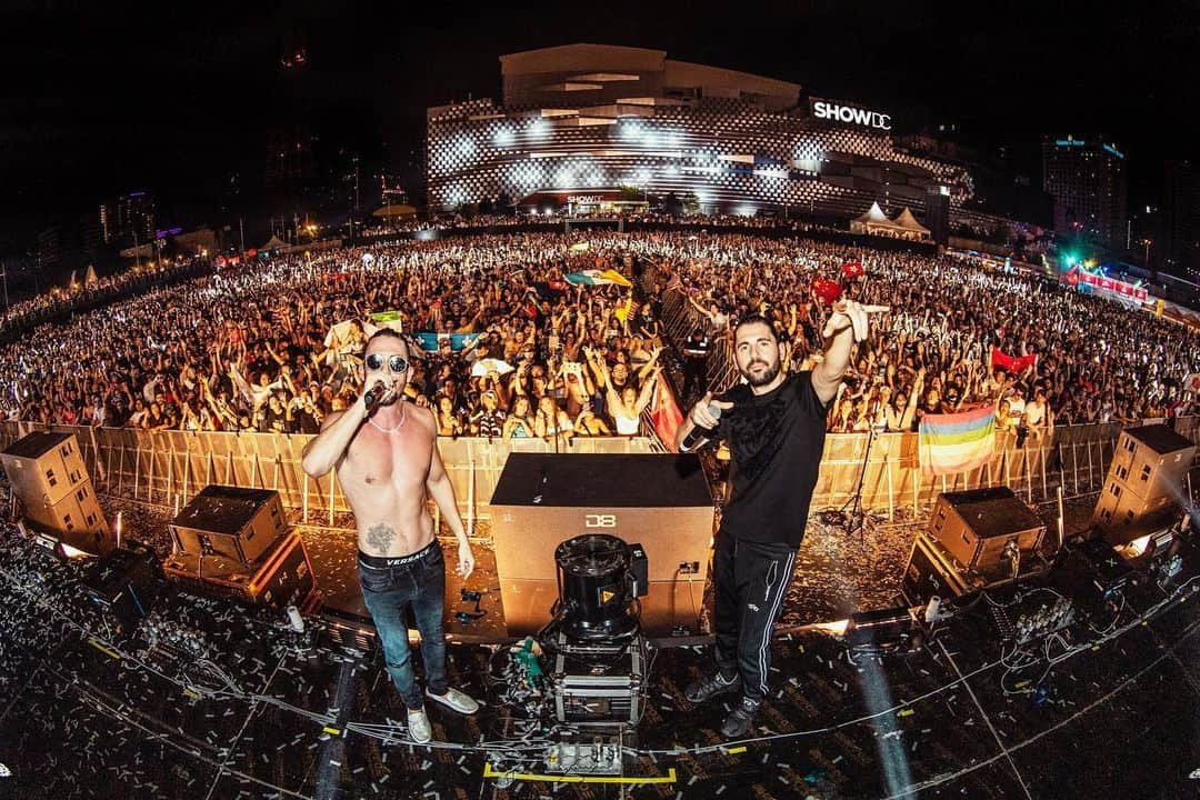 Dimitri Vegas & Like Mikeさんのインスタグラム写真 - (Dimitri Vegas & Like MikeInstagram)「Welcome to 2020! Bangkok was lit 🔥」1月2日 1時44分 - dimitrivegasandlikemike