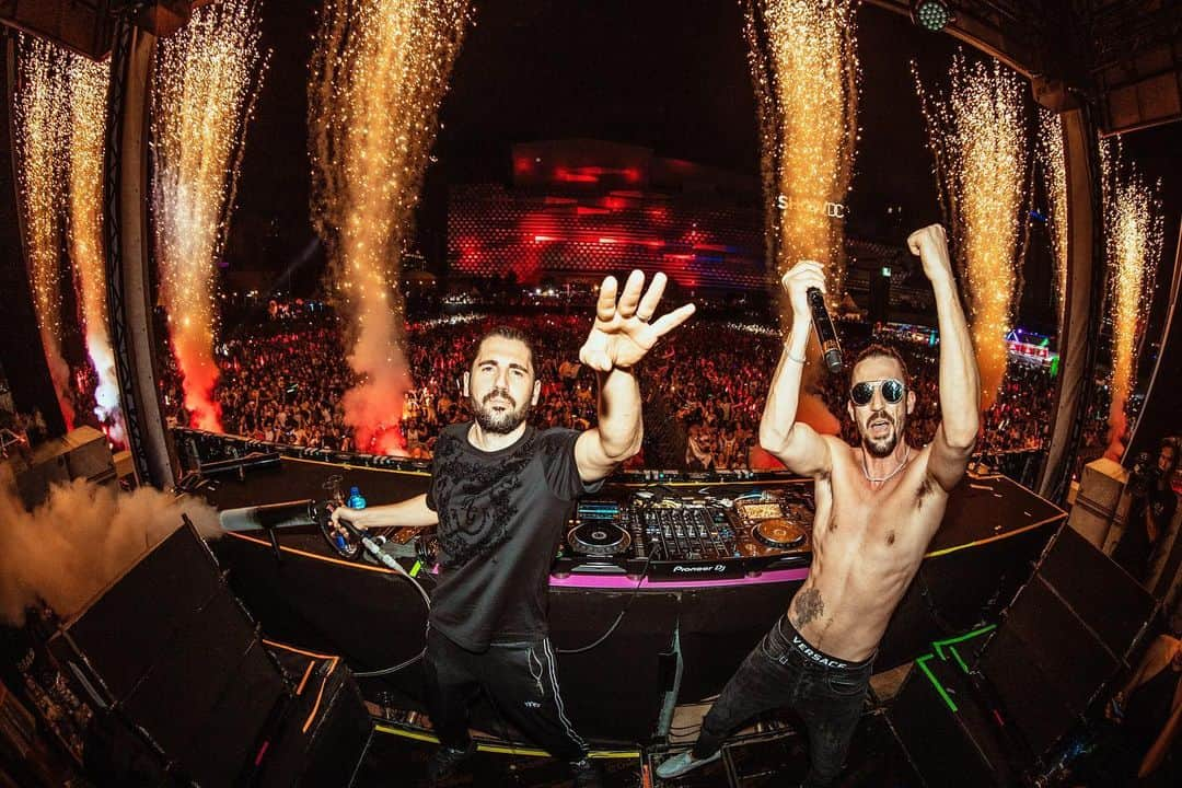 Dimitri Vegas & Like Mikeさんのインスタグラム写真 - (Dimitri Vegas & Like MikeInstagram)「Welcome to 2020! Bangkok was lit 🔥」1月2日 1時44分 - dimitrivegasandlikemike