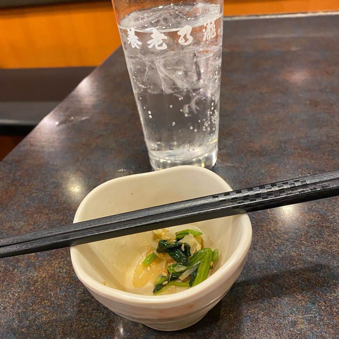 GOSAMARUのインスタグラム：「‪さて、1人で養老乃瀧で飲んでます！‬ ‪｢赤霧島｣初めて飲んだけど美味しい🤗‬ ‪1人飲みが好きなんです！(笑)‬ ‪皆で飲むのも楽しいですがね！‬ ‪＃rd_pw ＃沖縄 ＃1人飲み ‬ ＃赤霧島」