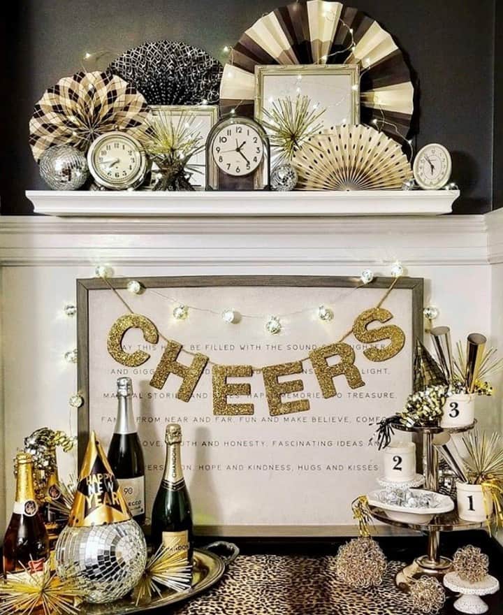 のインスタグラム：「Here’s to your 2020 being bright like glitter and bubbly like champagne ✨🥂#HappyNewYear (📸: @jackiebarrell)」