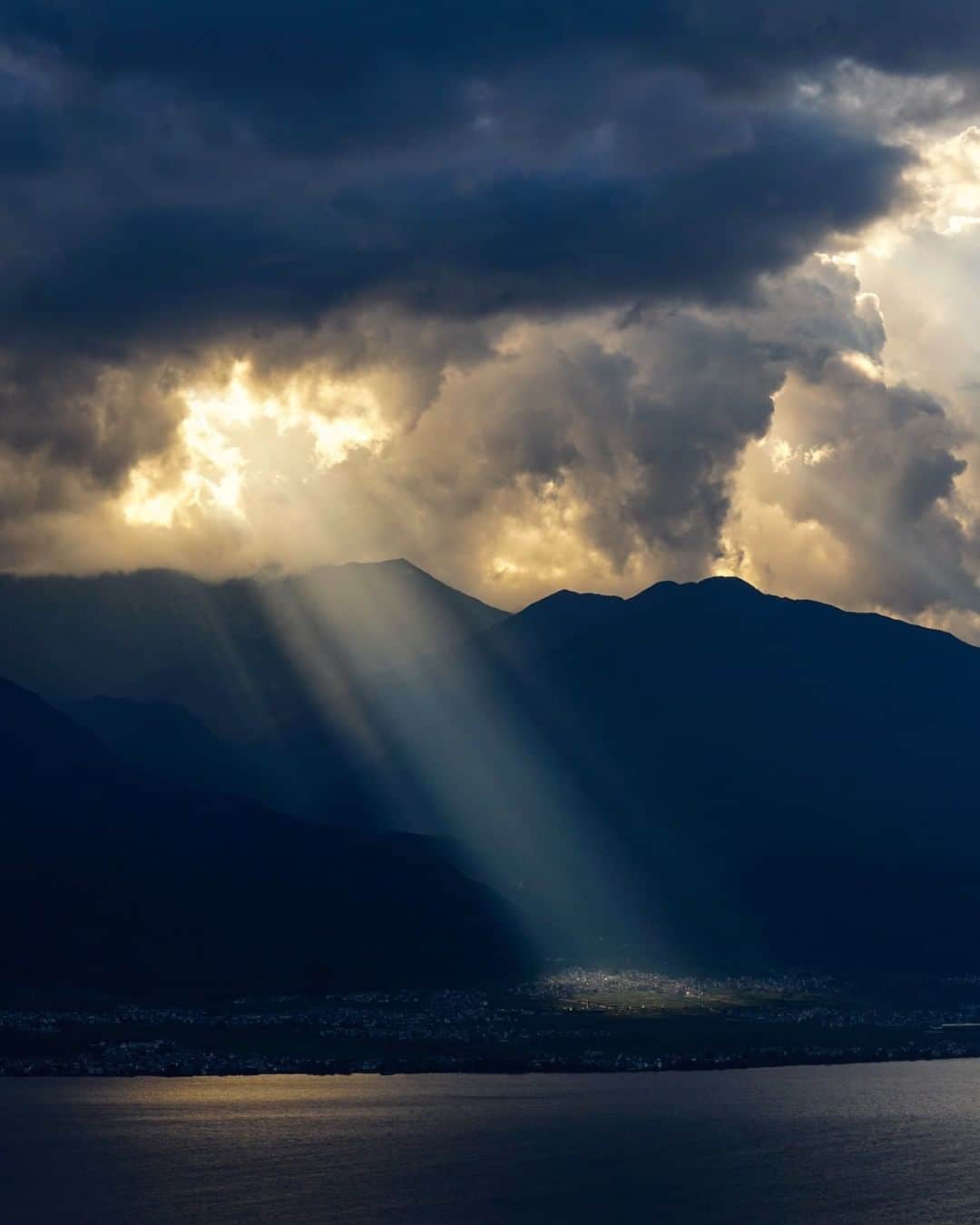 Michael Yamashitaさんのインスタグラム写真 - (Michael YamashitaInstagram)「Hello Dali, hello new year! A sun beam breaks through the clouds and shines upon the shore of Erhai Lake. #dali #happynewyear #newyear2020 #Yunnan #erhailake」1月2日 2時01分 - yamashitaphoto