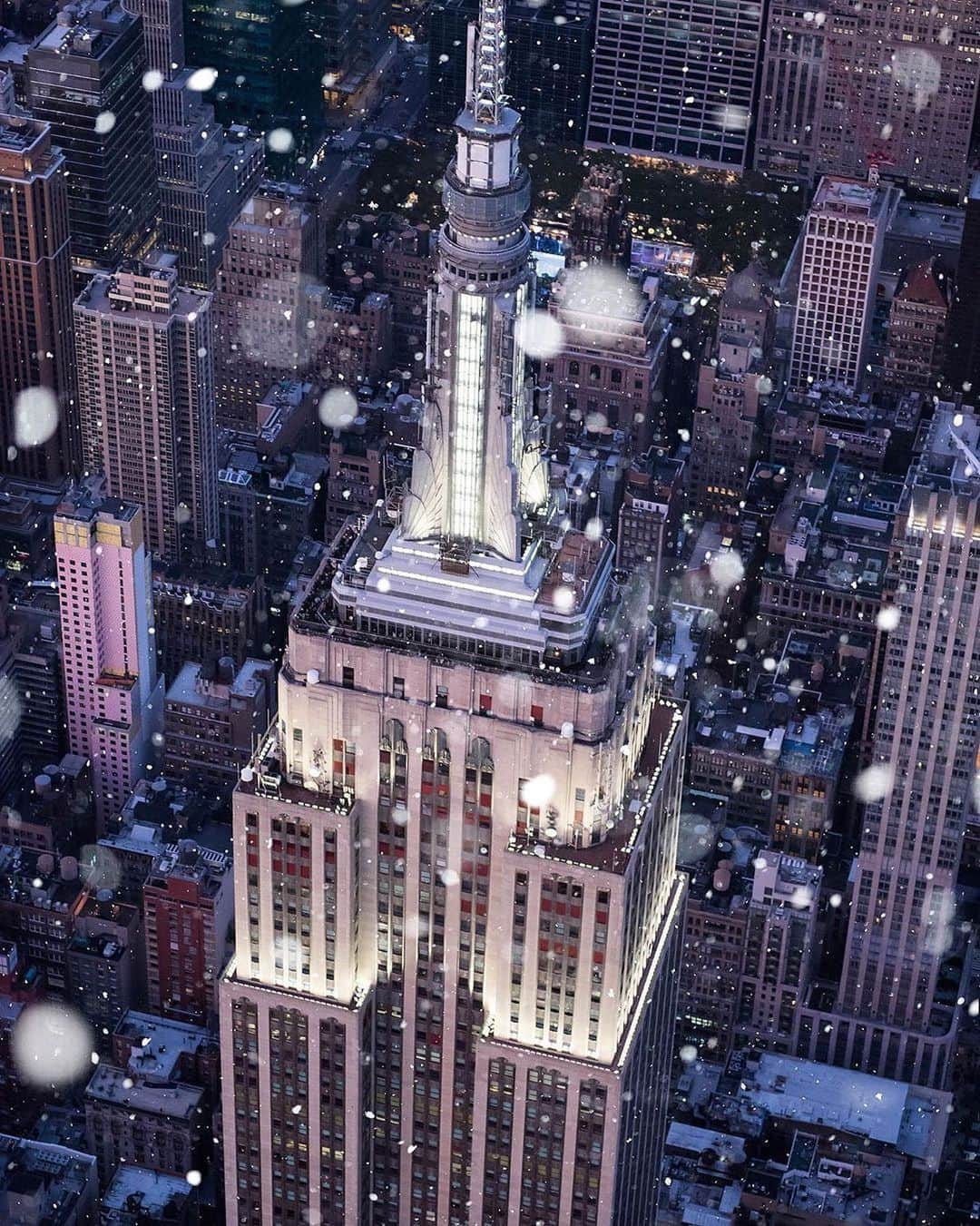 Empire State Buildingさんのインスタグラム写真 - (Empire State BuildingInstagram)「Cheers to a new decade! 🥂 . You’ve got 365 days to make this the best year yet—tap bio link to make your mark from the top of the world. ✨ . 📸: @barreradm1975 #EmpireStateBuilding」1月2日 1時57分 - empirestatebldg