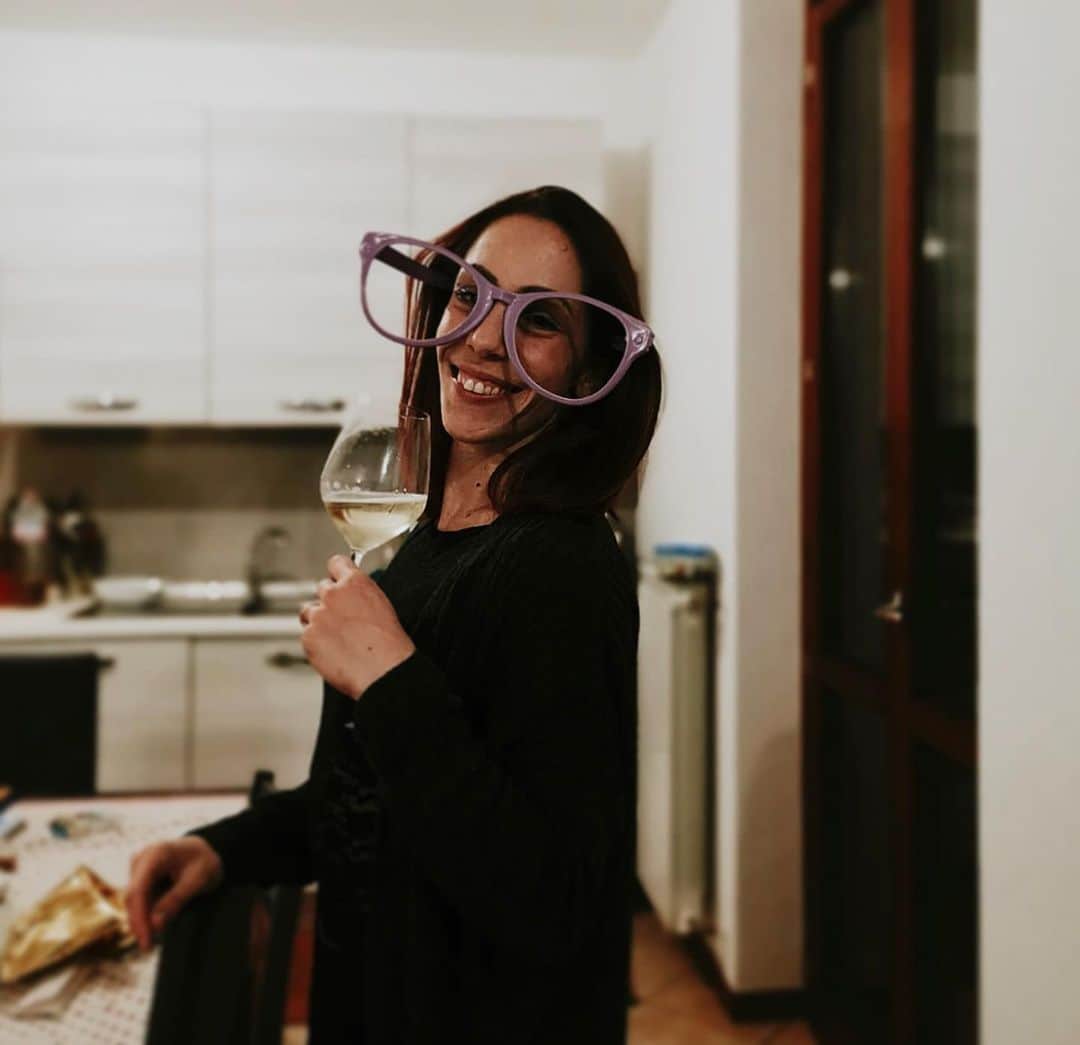 ニコーレ・デラ・モニカのインスタグラム：「We say goodbye to 2019 bringing with us all the good things which happened and we smile to 2020 wishing everyone to have a year full of health, joy and success 💙😘🥳🎉 Happy new year!!! #happynewyear #2020 #newyear #cheers #happiness #newdecade #buonannonuovo」