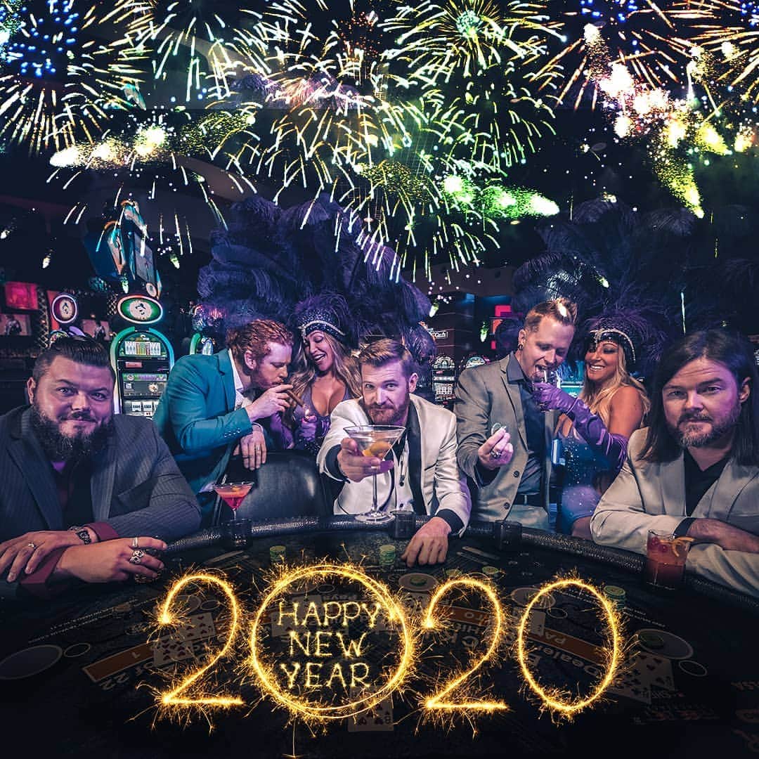 ヒンダーのインスタグラム：「Hope you all have a KILLER New Year! Wishing you all an awesome year ahead! #Hinder」