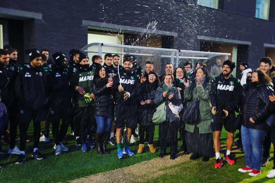 USサッスオーロ・カルチョさんのインスタグラム写真 - (USサッスオーロ・カルチョInstagram)「Capodanno di lavoro al #MapeiFootballCenter, prima dell'allenamento però un brindisi coi tifosi neroverdi 🍾🥂⠀ ⠀ #Buon2020 🖤💚 #ForzaSasol」1月2日 2時15分 - sassuolocalcio