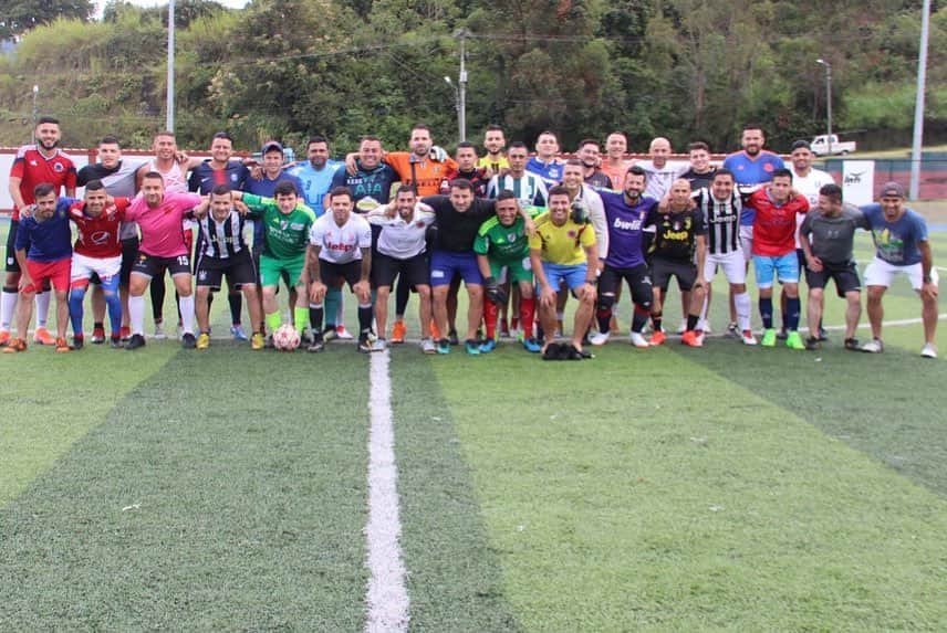 エルキン・ソトのインスタグラム：「Que alegría volver a verlos a todos y en nuestro barrio 💪🏼⚽️ LA SULTANA ⚽️💪🏼 🎉🎉FELIZ AÑO 2020 para todos👍🏼」