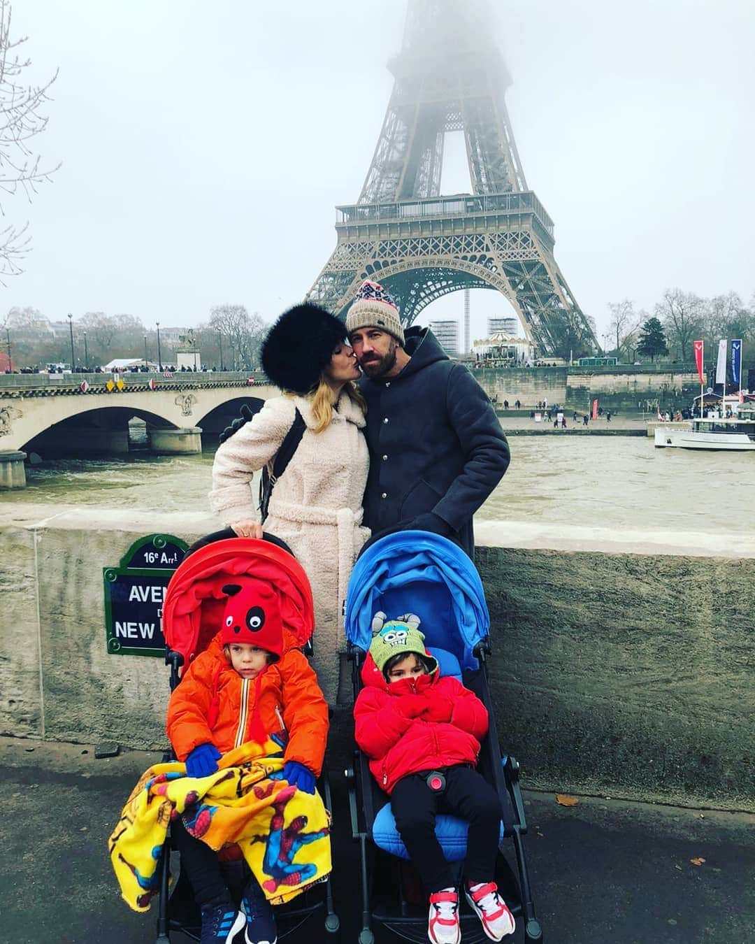 マリアーノ・イスコさんのインスタグラム写真 - (マリアーノ・イスコInstagram)「Buon 2020 a tutti 🎉🎉🎉 #famiglia #torreeiffel #paris @emymarian13」1月2日 2時30分 - mariano13izco