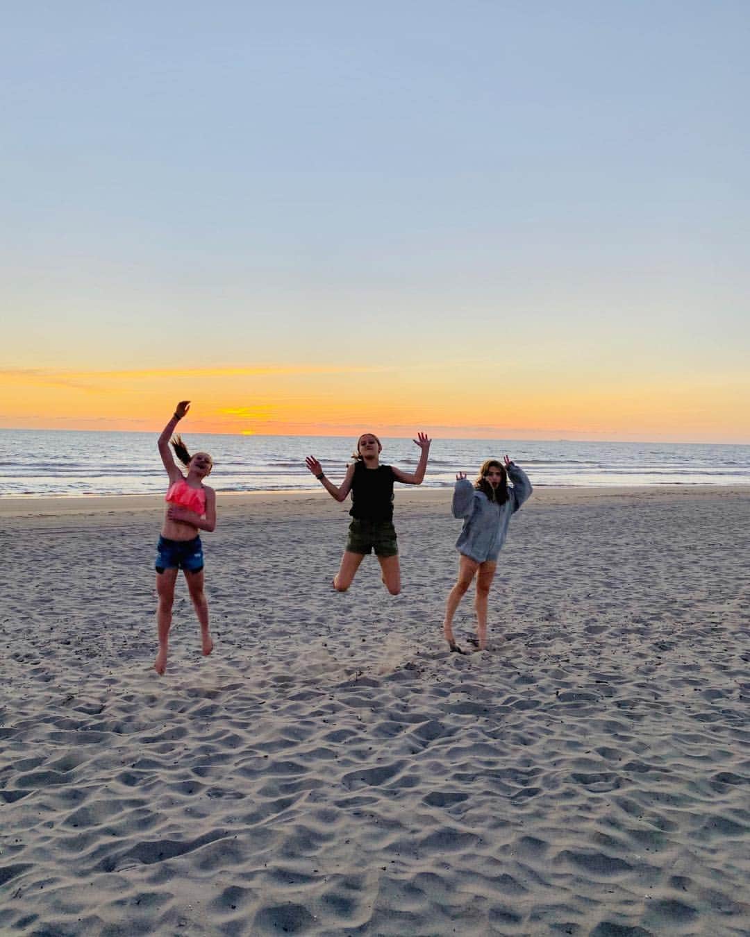 ピーター・ファシネリのインスタグラム：「Jumpin into 2020 like... Happy New Year Erybody❤️」
