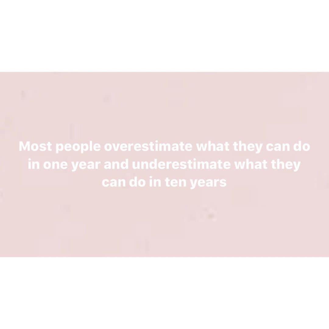 エリン フェザーストンのインスタグラム：「I’ve always loved this quote from Bill Gates and find it so true. 2019 felt like a relatively slow year for me, all I did was give birth to my second child and a cross-country gut renovation- no biggie, right? But in all seriousness, after 15 years of working in fashion, producing 12-14 collections a year with bi-annual runway shows and constant campaigns, sometimes my perception of time and accomplishment is a little bit skewed...something I will continue to work on in the new year. Looking back on this decade and all that’s happened gives me major motivation to think about all that lies ahead and where we might be in another 10 years.  Today on my stories I’ll be posting some of my personal highlights from the last decade. What are your top moments from the 20teens? Where do you hope to be in another 10 years?」