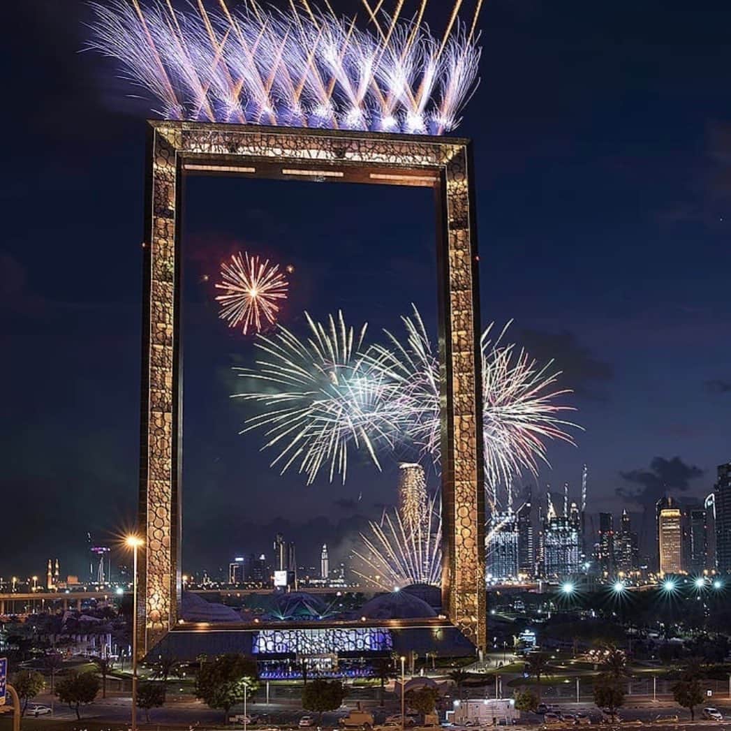 ドバイのインスタグラム：「Dubai Frame Celebrations 📷:@mahmoud.mar3i」