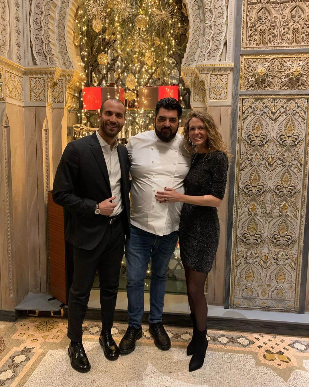 のインスタグラム：「2020 here we are! 🎉💙👏🏻😊 Great dinner,special people,positive vibes!  #capodanno2020 #amazingpeople」