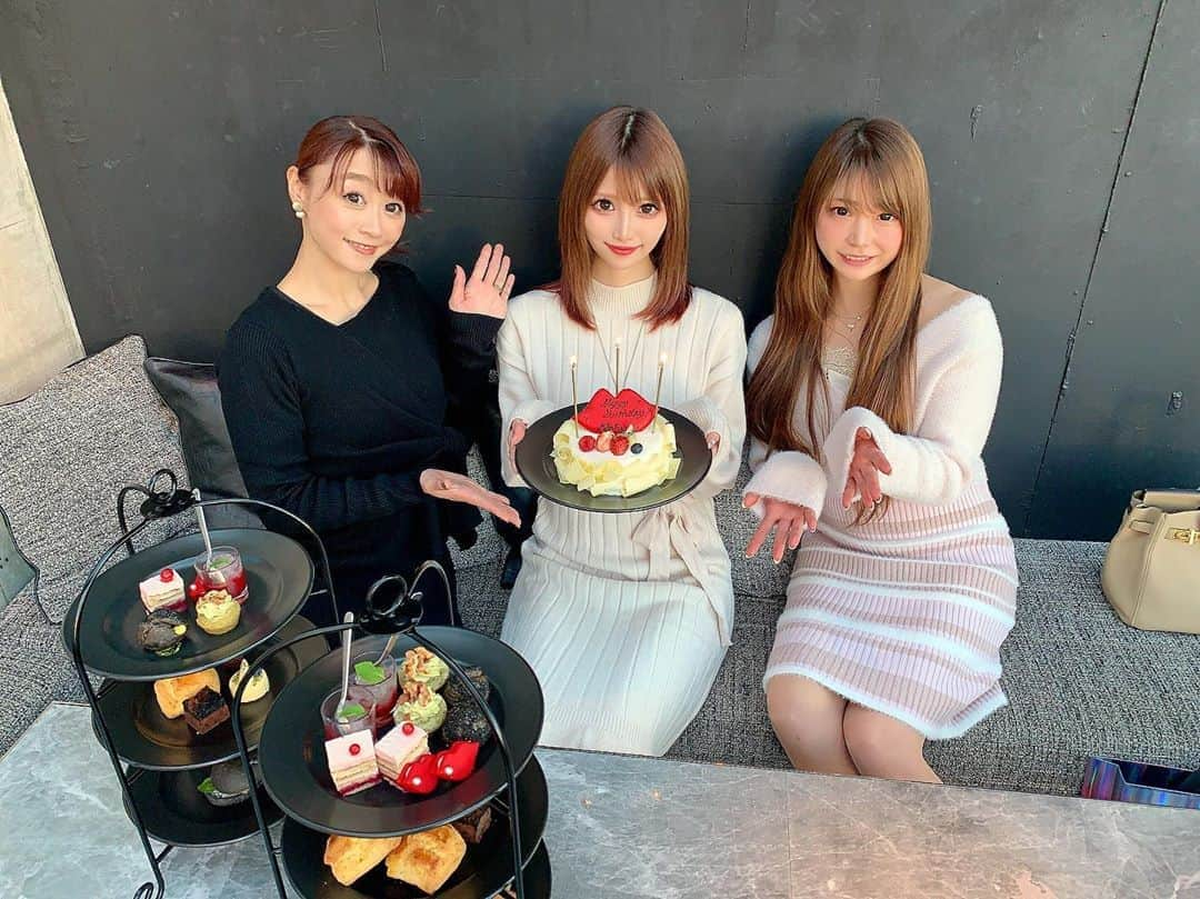 桜咲乃愛さんのインスタグラム写真 - (桜咲乃愛Instagram)「普通のランチかと思ったらお誕生日祝いだった🥺💕✨ ありがとうございます🥰♥️♥️♥️✨ 誕生日月じゃないのにお祝いしてもらえて嬉しかった😆💓💓💓🍀 かわいい写真たくさん撮ったからまた載せる❤  #青山#青山カフェ#サプライズ#アフタヌーンティー#お誕生日祝い」1月2日 2時56分 - noasama1101