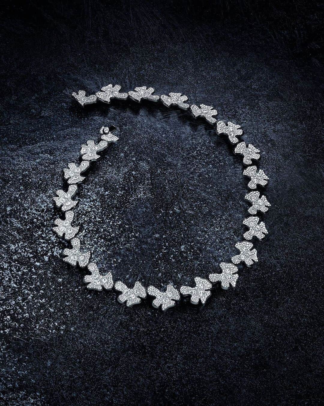 デビッドヤーマンのインスタグラム：「May your New Year shine as brightly as each hand-set 💎 in this High Jewelry necklace. To create its sensual sparkle, our artisans must adapt the setting pattern for each petal since the diamonds are not cut in uniform sizes. #DavidYurman」