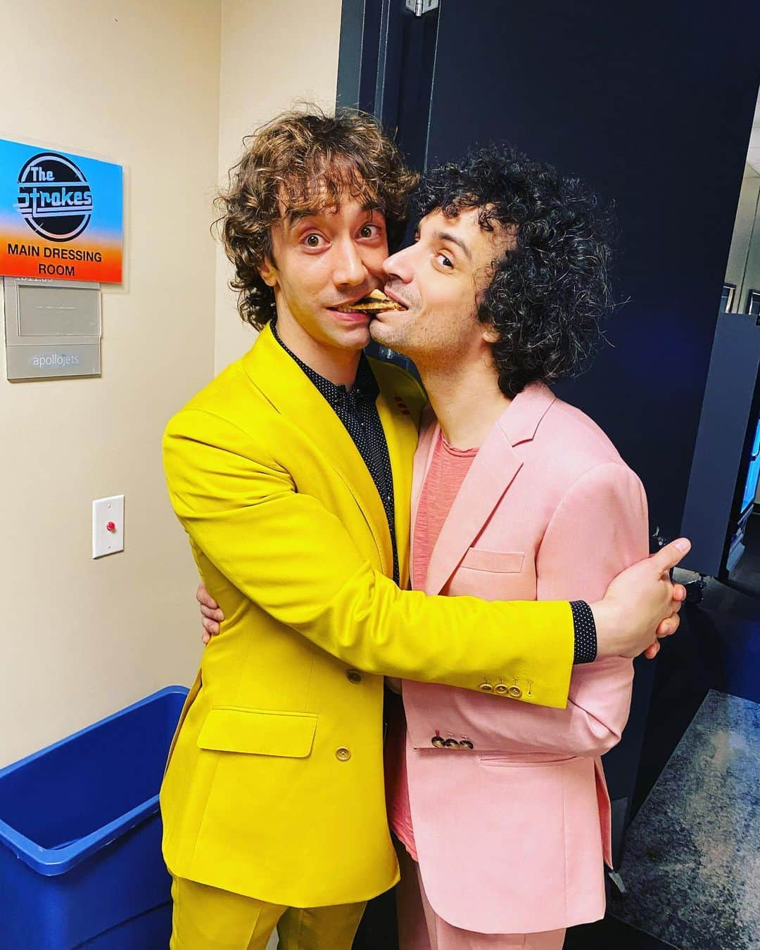 アマンダ・デ・カディネットさんのインスタグラム写真 - (アマンダ・デ・カディネットInstagram)「Love my @thestrokes Fam. This is the 18 th New Years Eve I’ve spent with this lot . #TheStrokes #Fabbie #Albert #barclayscenter」1月2日 3時11分 - amandadecadenet