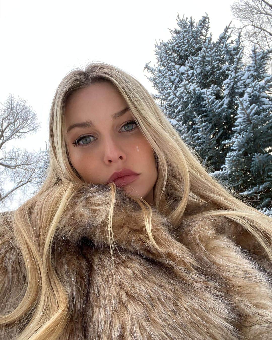 Katelyn Byrdのインスタグラム：「HNY 💛 I wish you strength and courage, to get out of your comfort zone and expand beyond what you thought you were capable of, making all the changes you want to see in your life.⚡️✨💫」