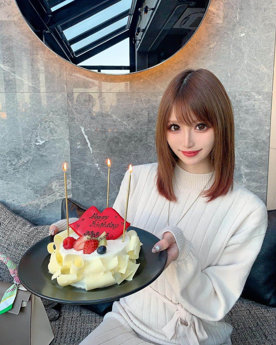 桜咲乃愛さんのインスタグラム写真 - (桜咲乃愛Instagram)「かわいいケーキ🎂💋💓✨ うれしいー🥰🥰🥰 プレゼントもありがとうございます😭💕🍀 アフタヌーンティーも可愛かったし美味しかった❤ 綺麗だしまた行きたい💕✨ ワンピースは @7things.official  #青山カフェ#青山ランチ #アフタヌーンティー#くちびるケーキ#お誕生日プレゼント #お誕生日ケーキ#サプライズ#ニットワンピ#白ワンピ#セレクトショップ」1月2日 3時14分 - noasama1101